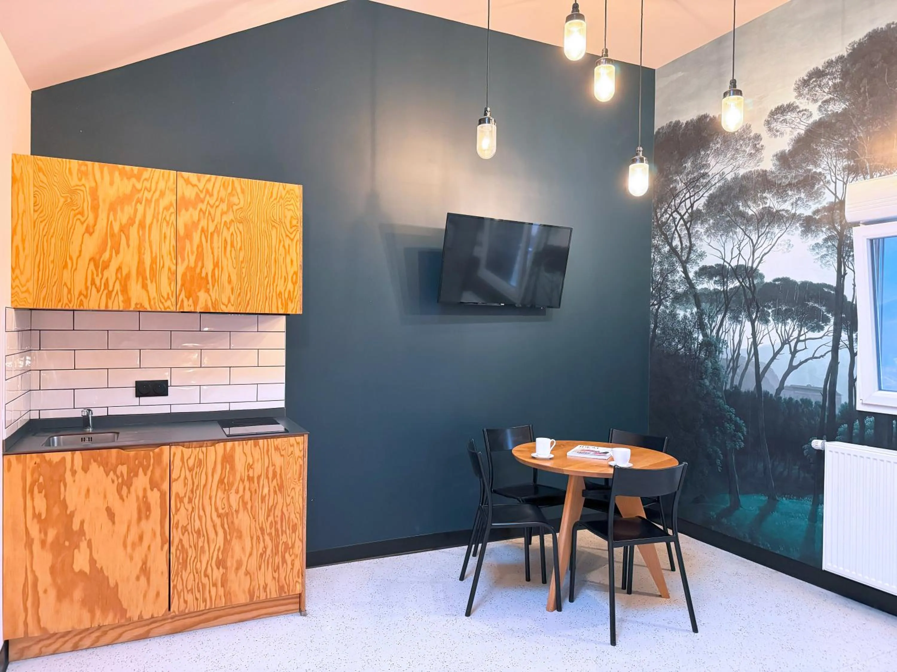 TV and multimedia in Eklo Hotels Bordeaux Centre Bastide