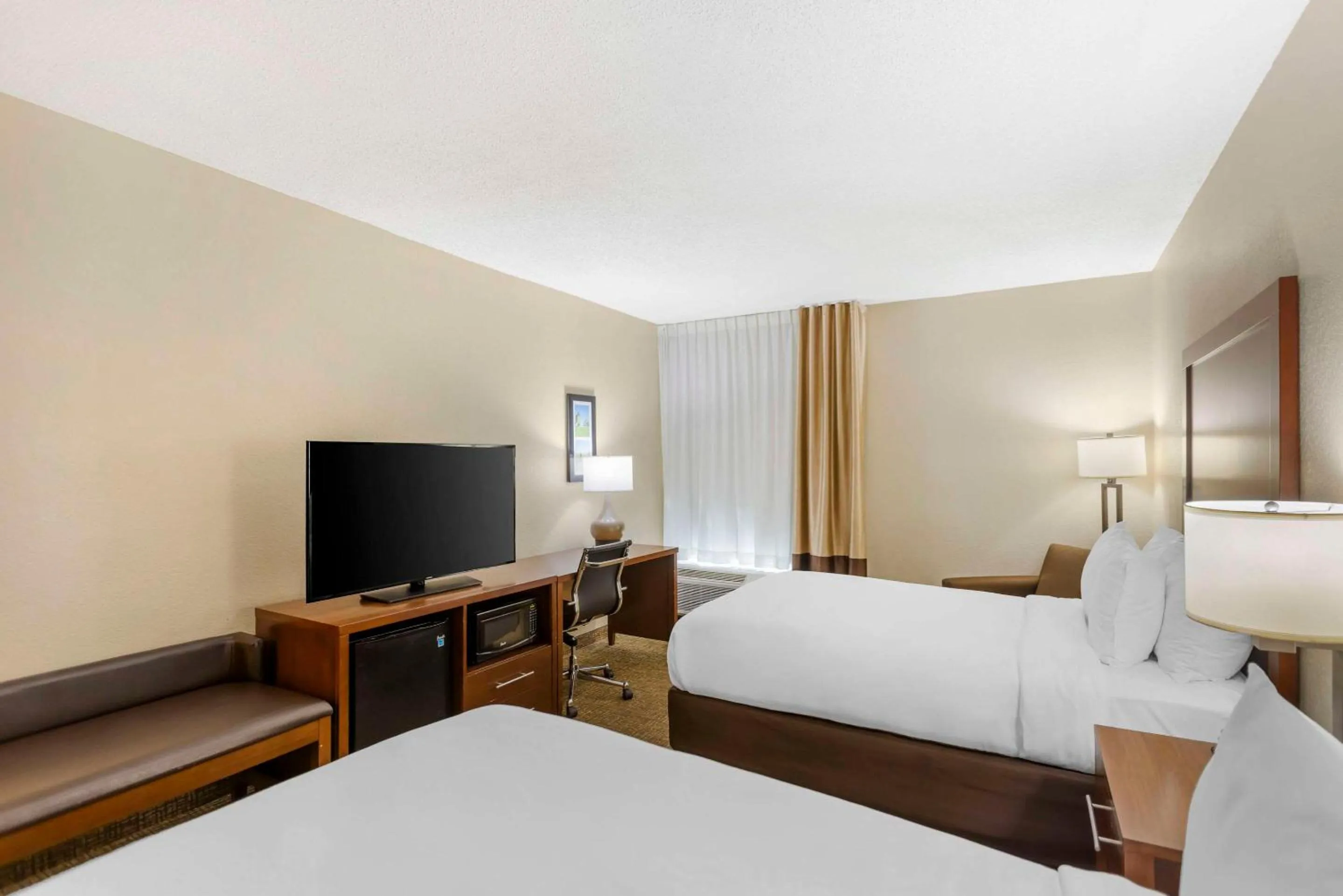 Bedroom, Bed in Comfort Inn Meridian - Bonita Lakes