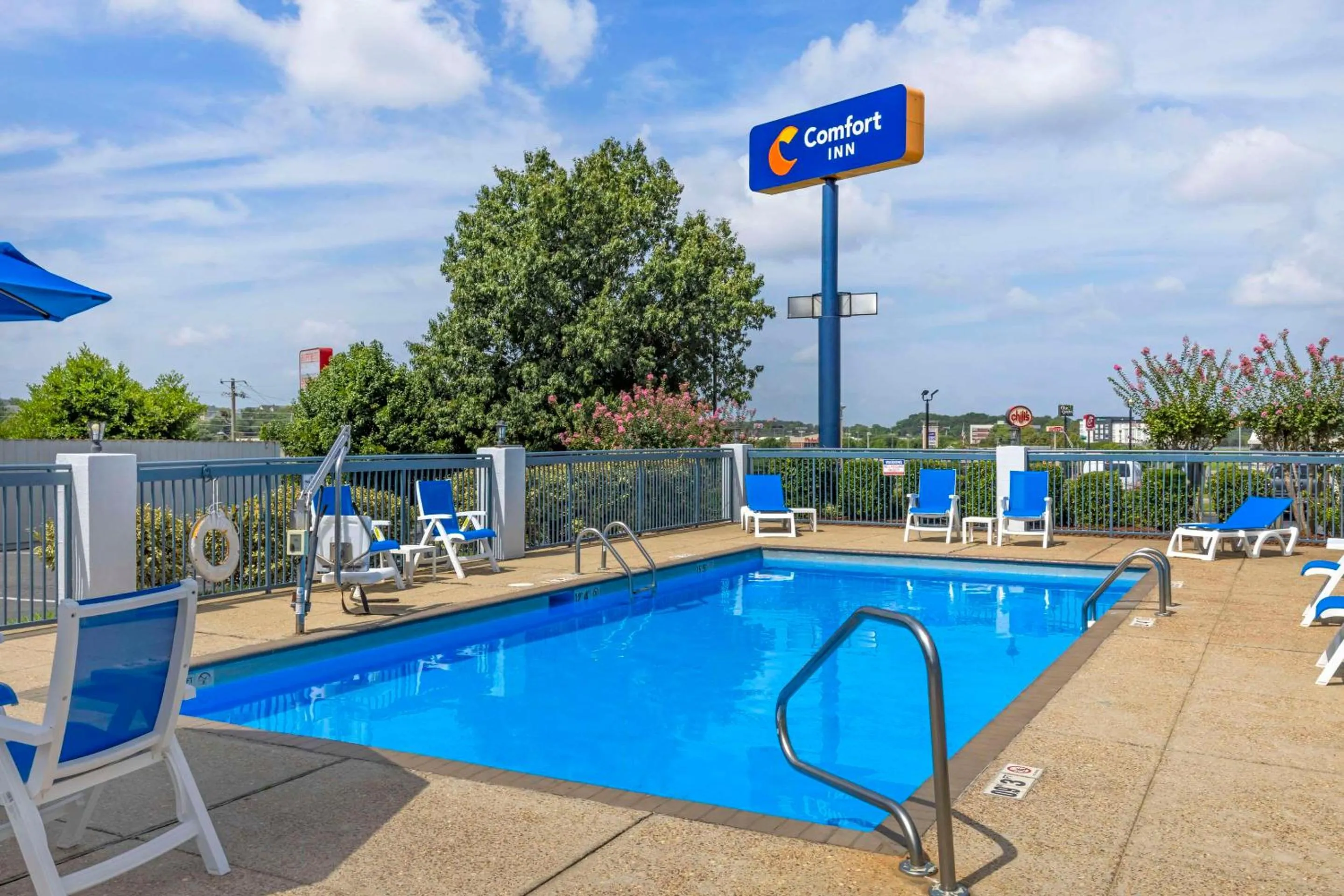 Swimming pool in Comfort Inn Meridian - Bonita Lakes