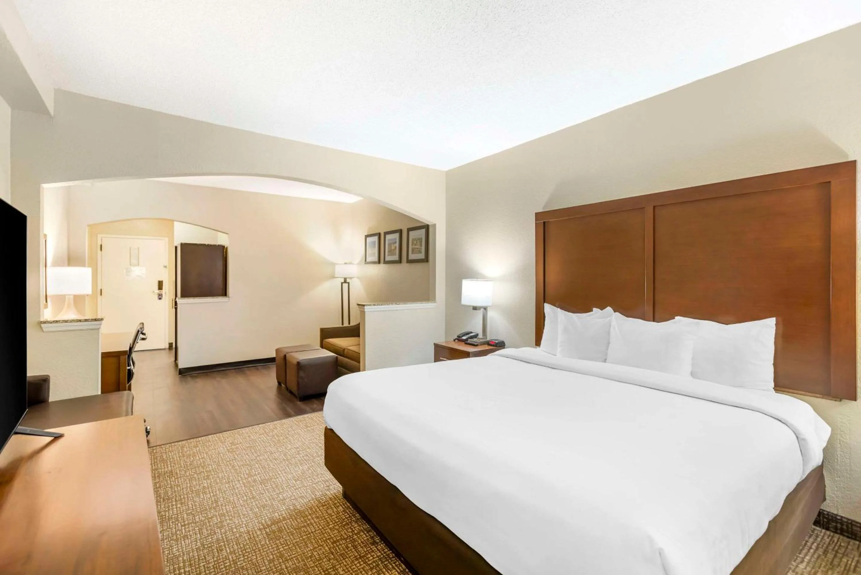 Bedroom, Bed in Comfort Inn Meridian - Bonita Lakes