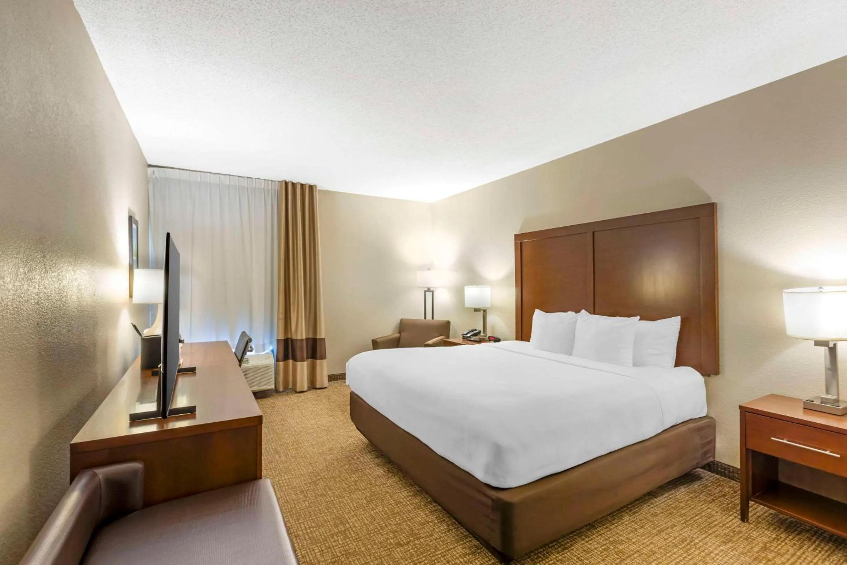 Bedroom, Bed in Comfort Inn Meridian - Bonita Lakes