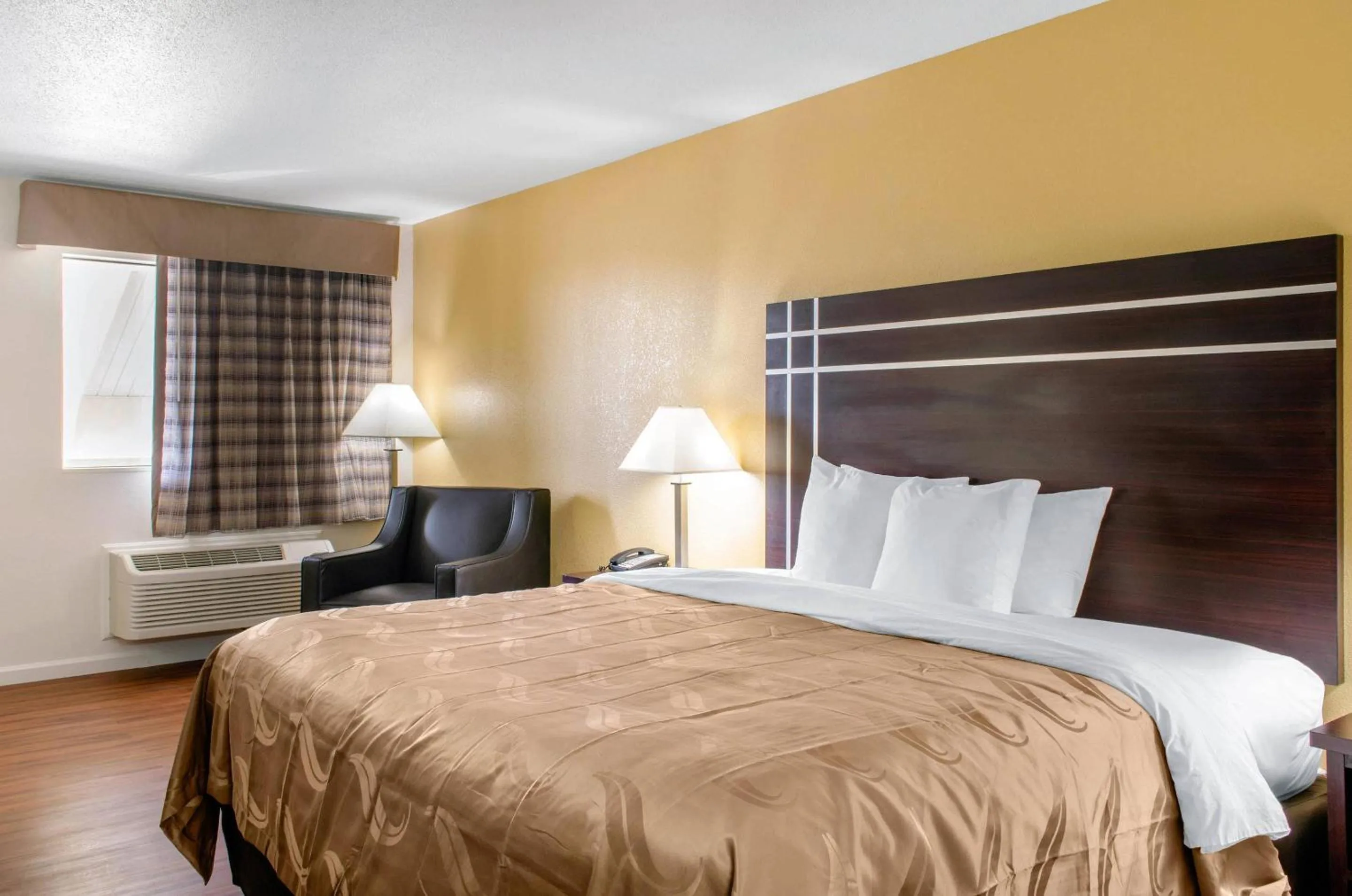 Bedroom, Bed in Quality Inn McComb