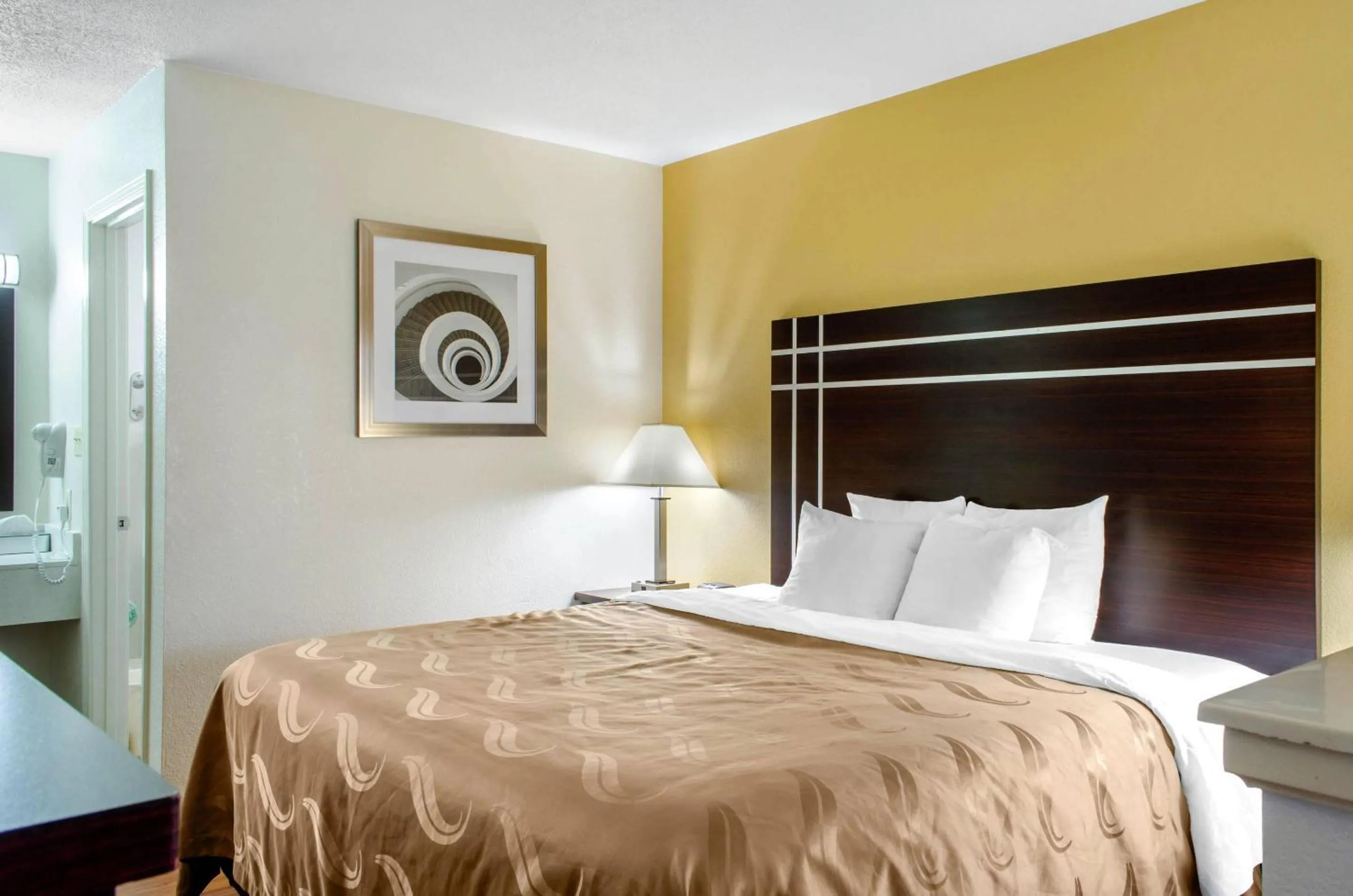 Bedroom, Bed in Quality Inn McComb