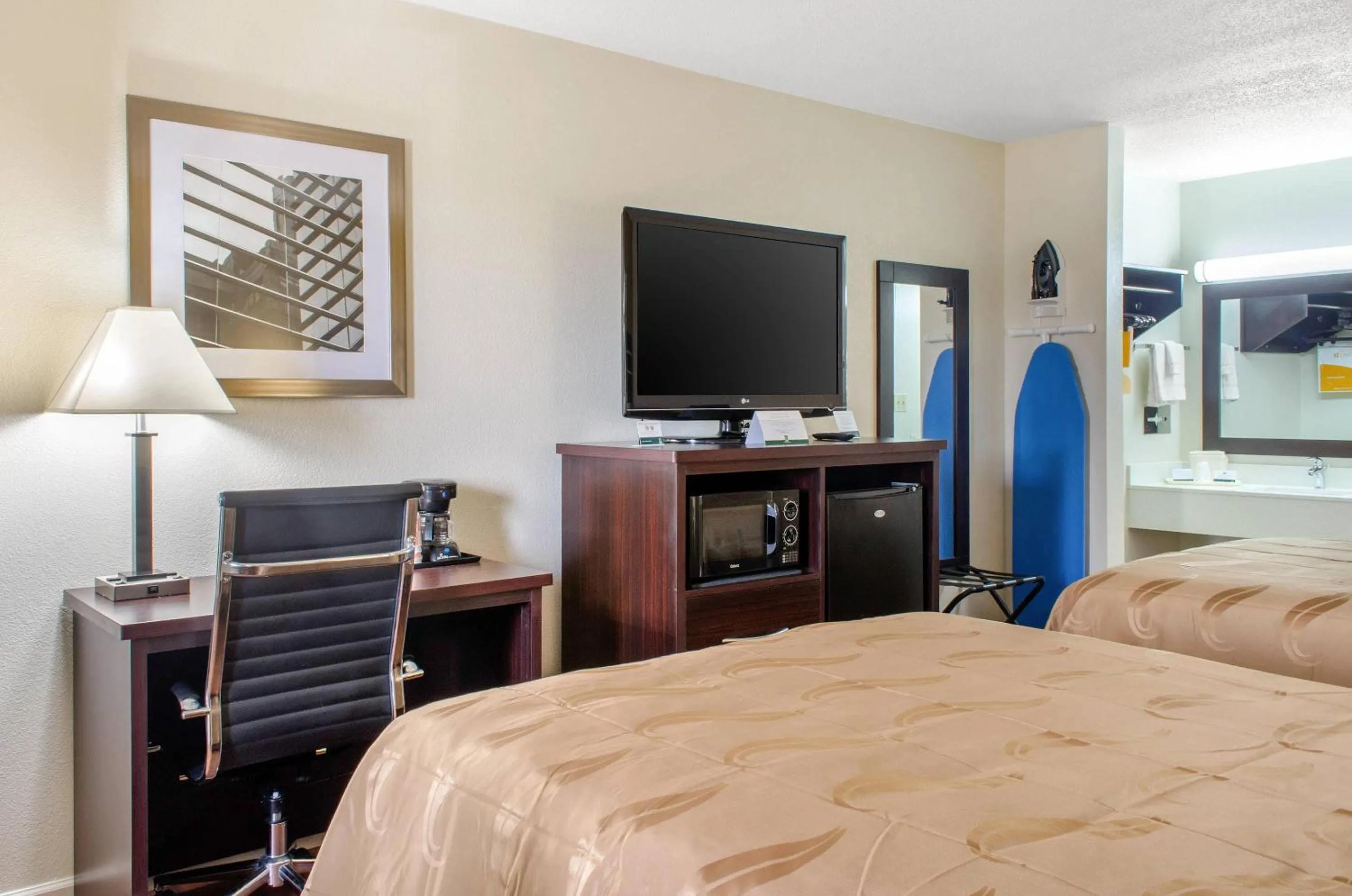 Bedroom, Bed in Quality Inn McComb