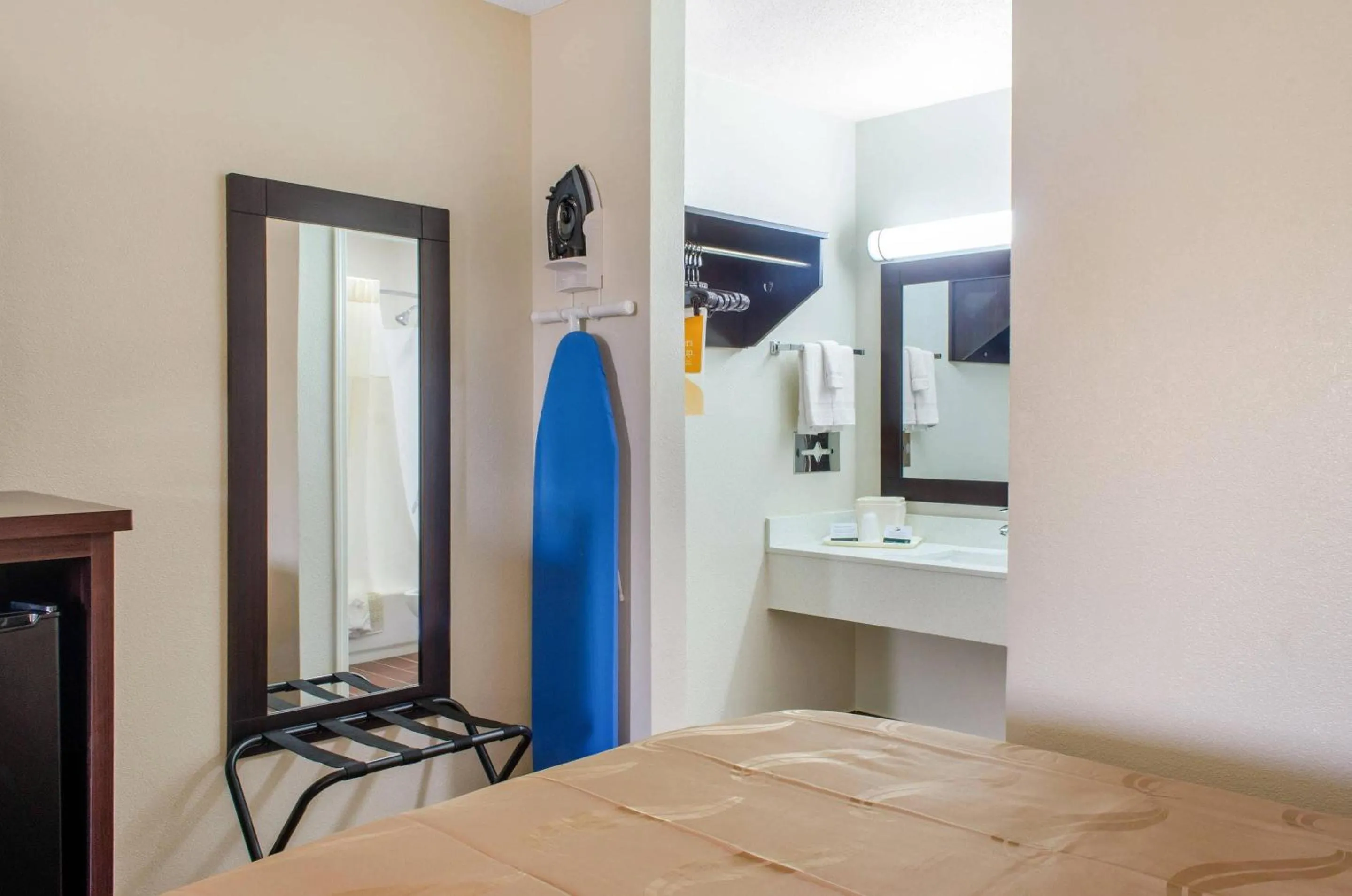 Bedroom, Bed in Quality Inn McComb