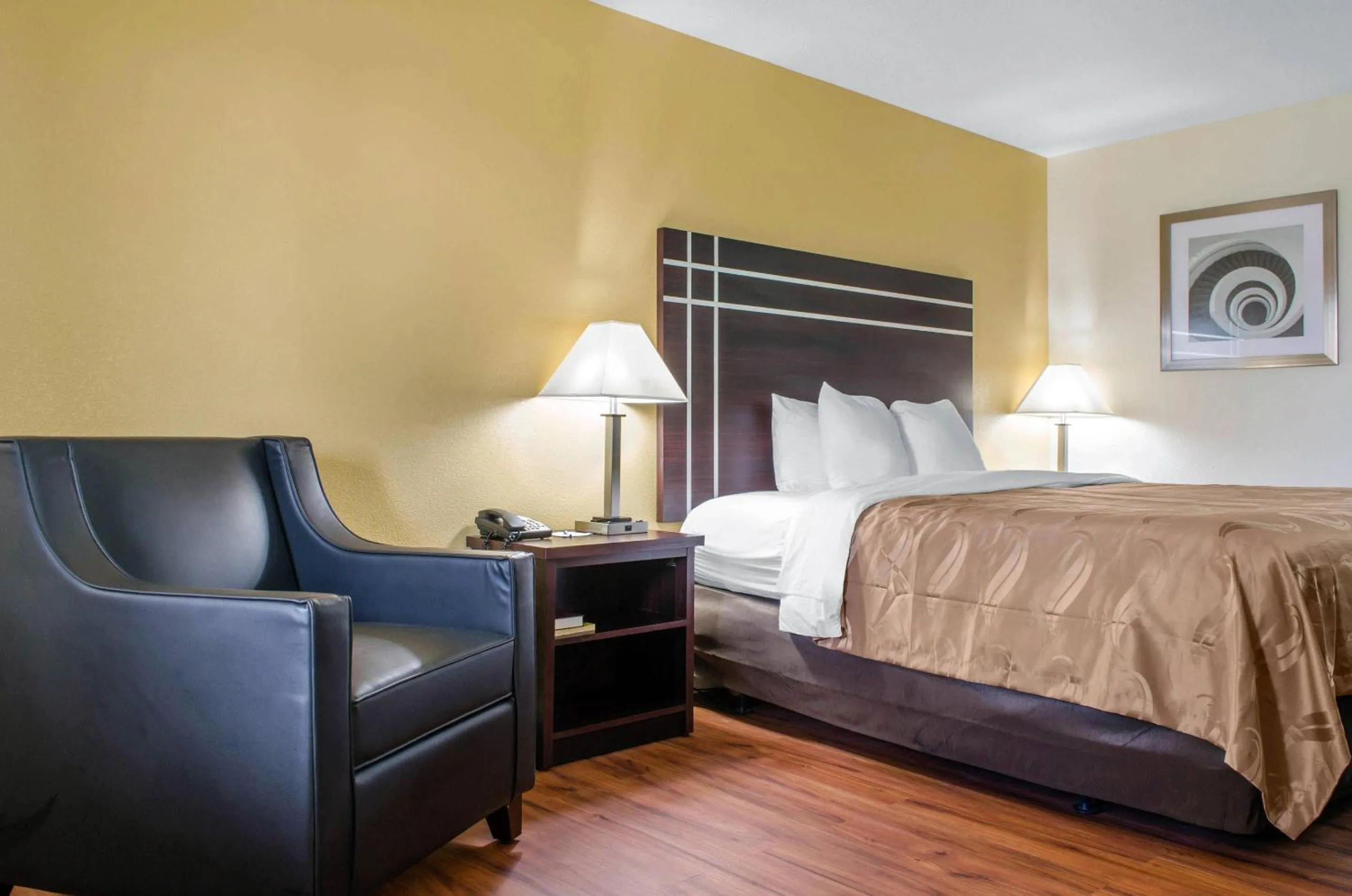 Bedroom, Bed in Quality Inn McComb