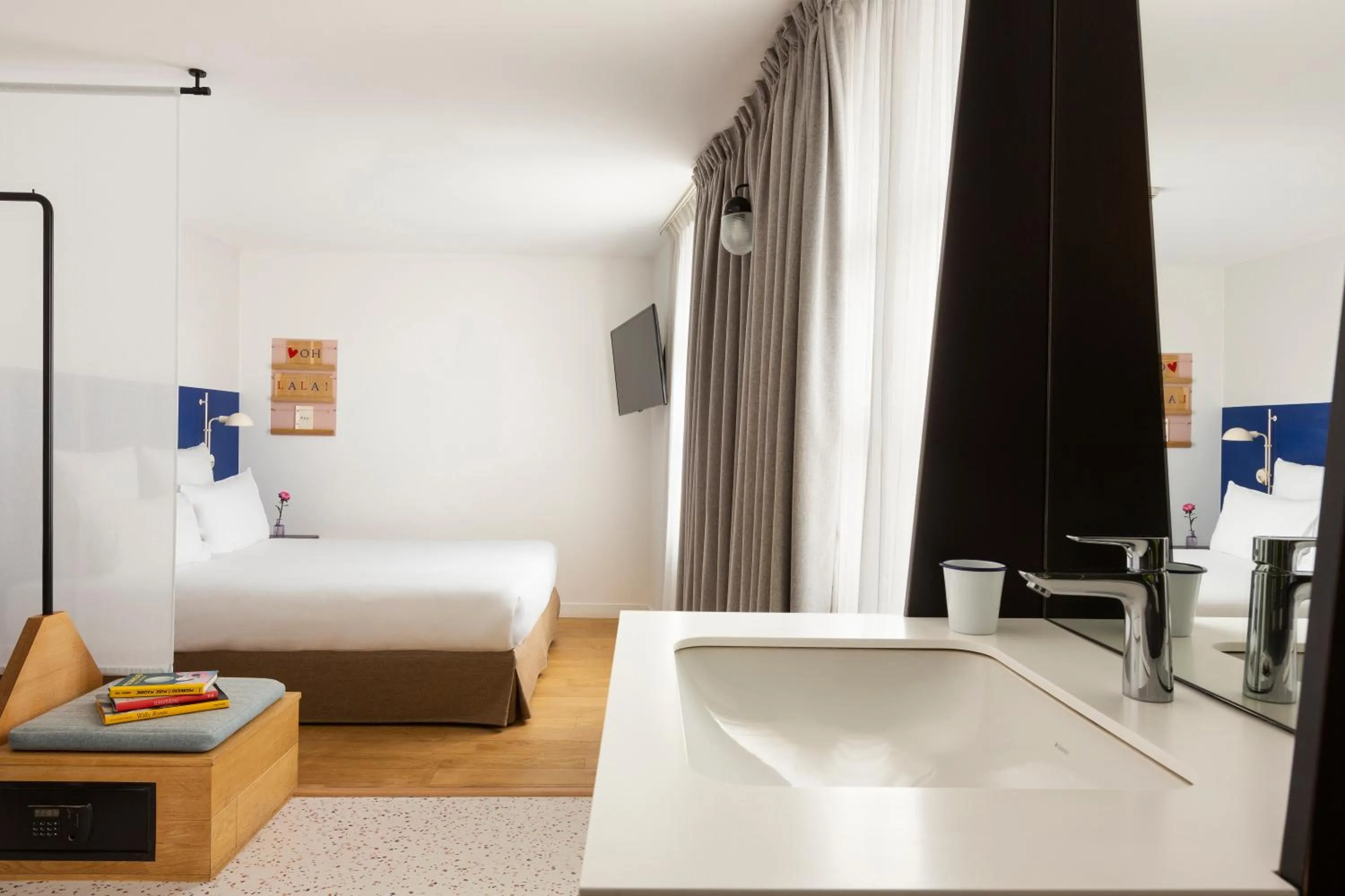 Bed in Oh la la ! Hotel Bar Paris Bastille