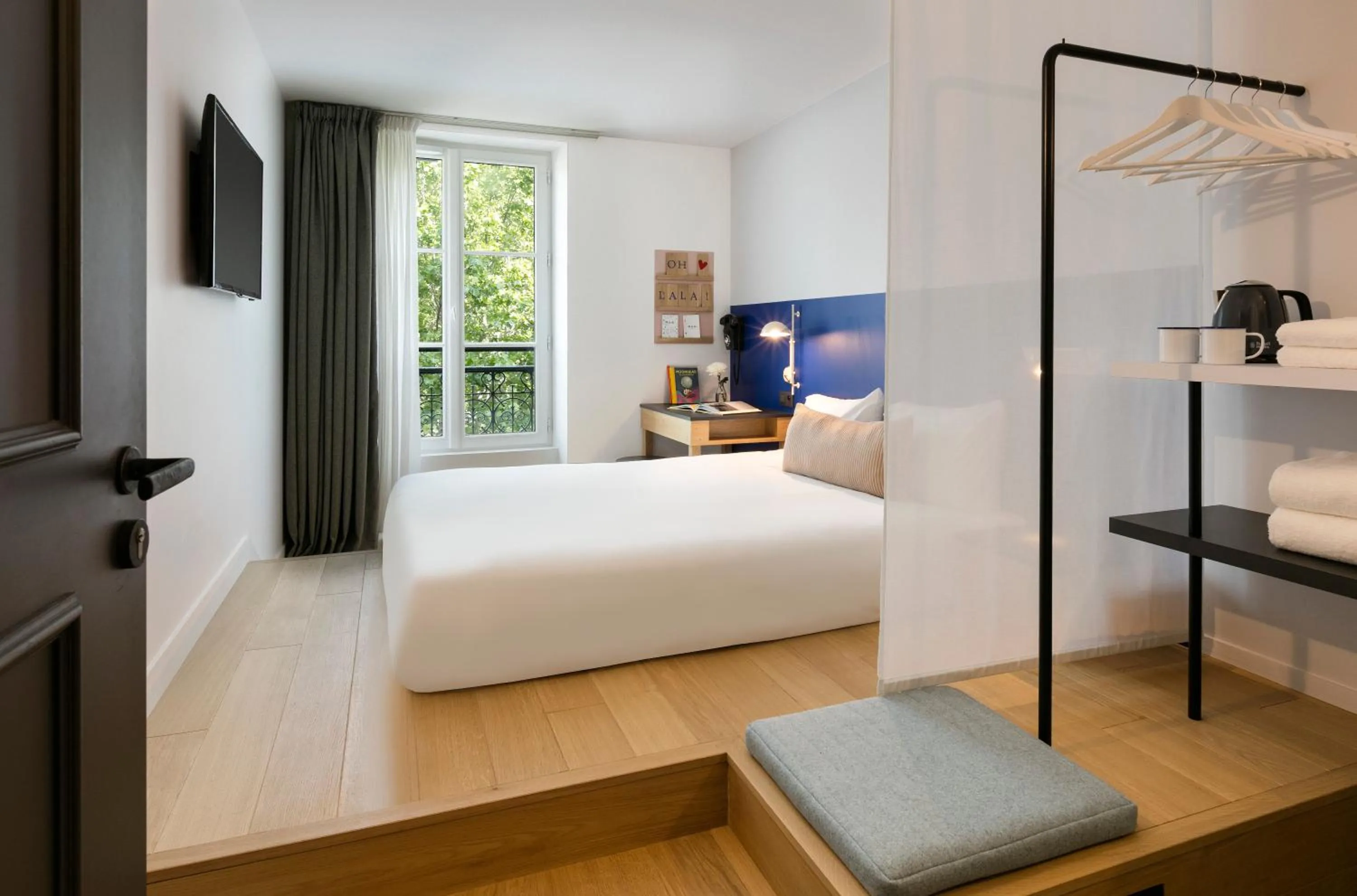 Photo of the whole room, Bed in Oh la la ! Hotel Bar Paris Bastille