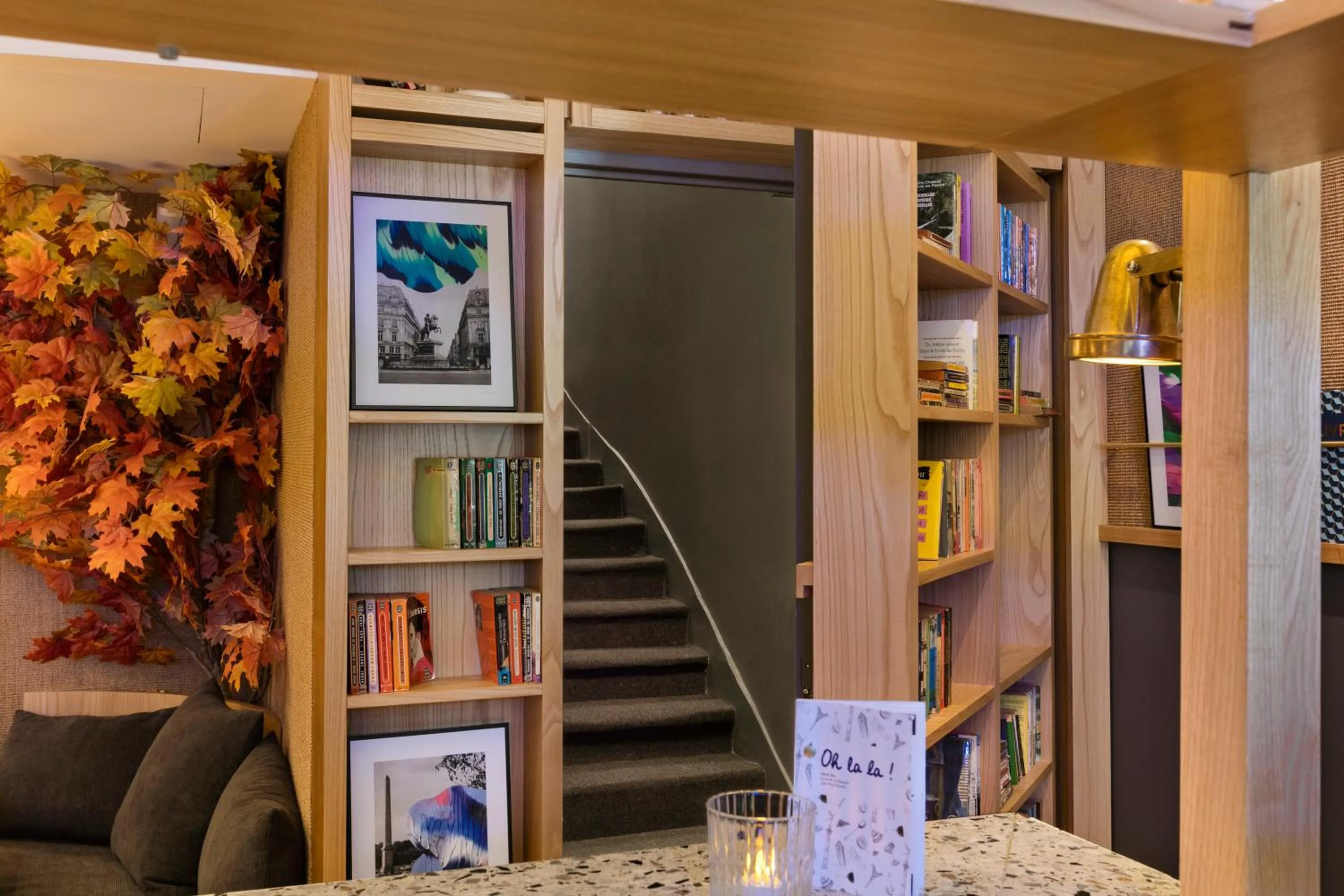 Library in Oh la la ! Hotel Bar Paris Bastille