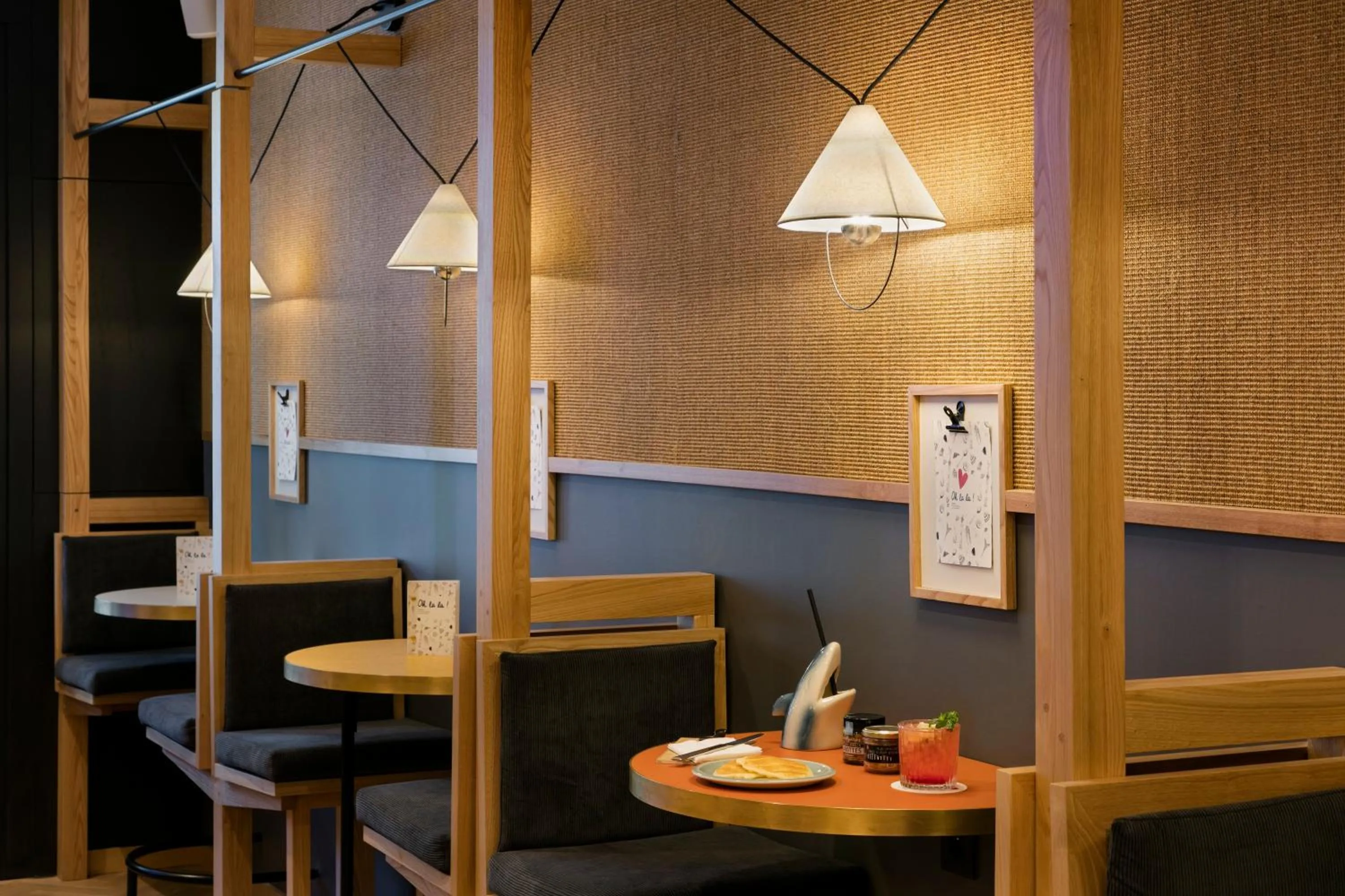 Lounge or bar in Oh la la ! Hotel Bar Paris Bastille