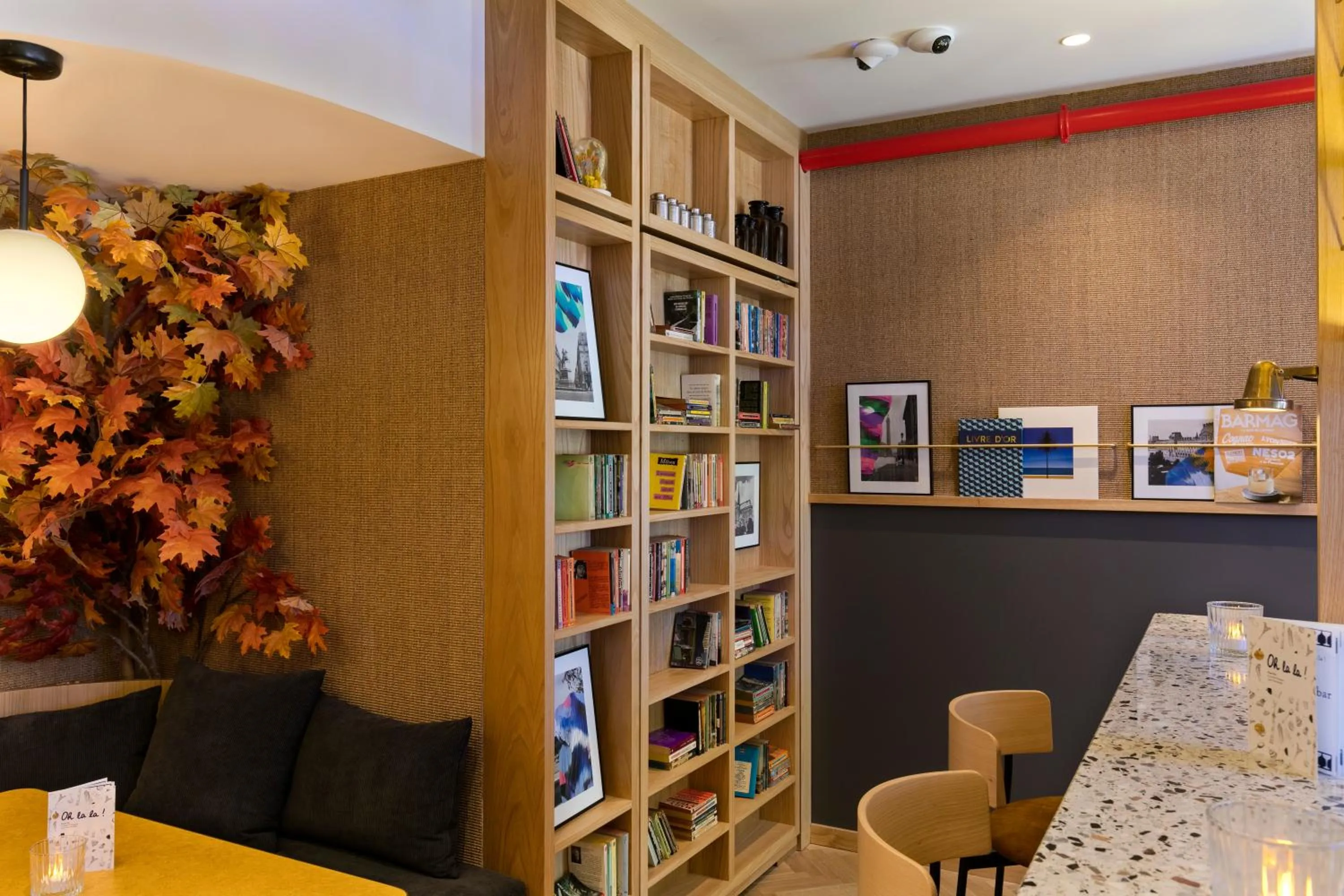 Library in Oh la la ! Hotel Bar Paris Bastille