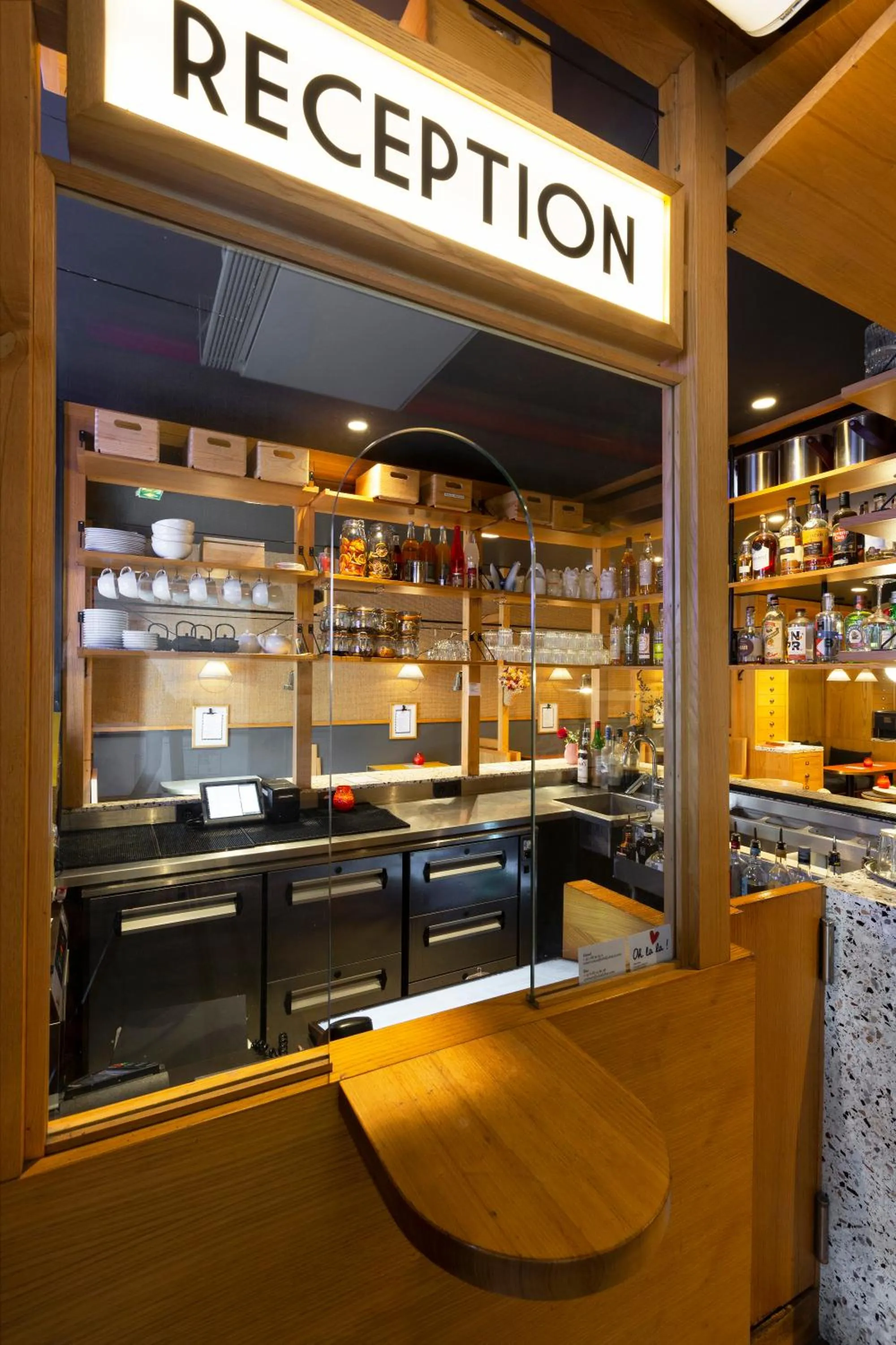 Lobby or reception in Oh la la ! Hotel Bar Paris Bastille