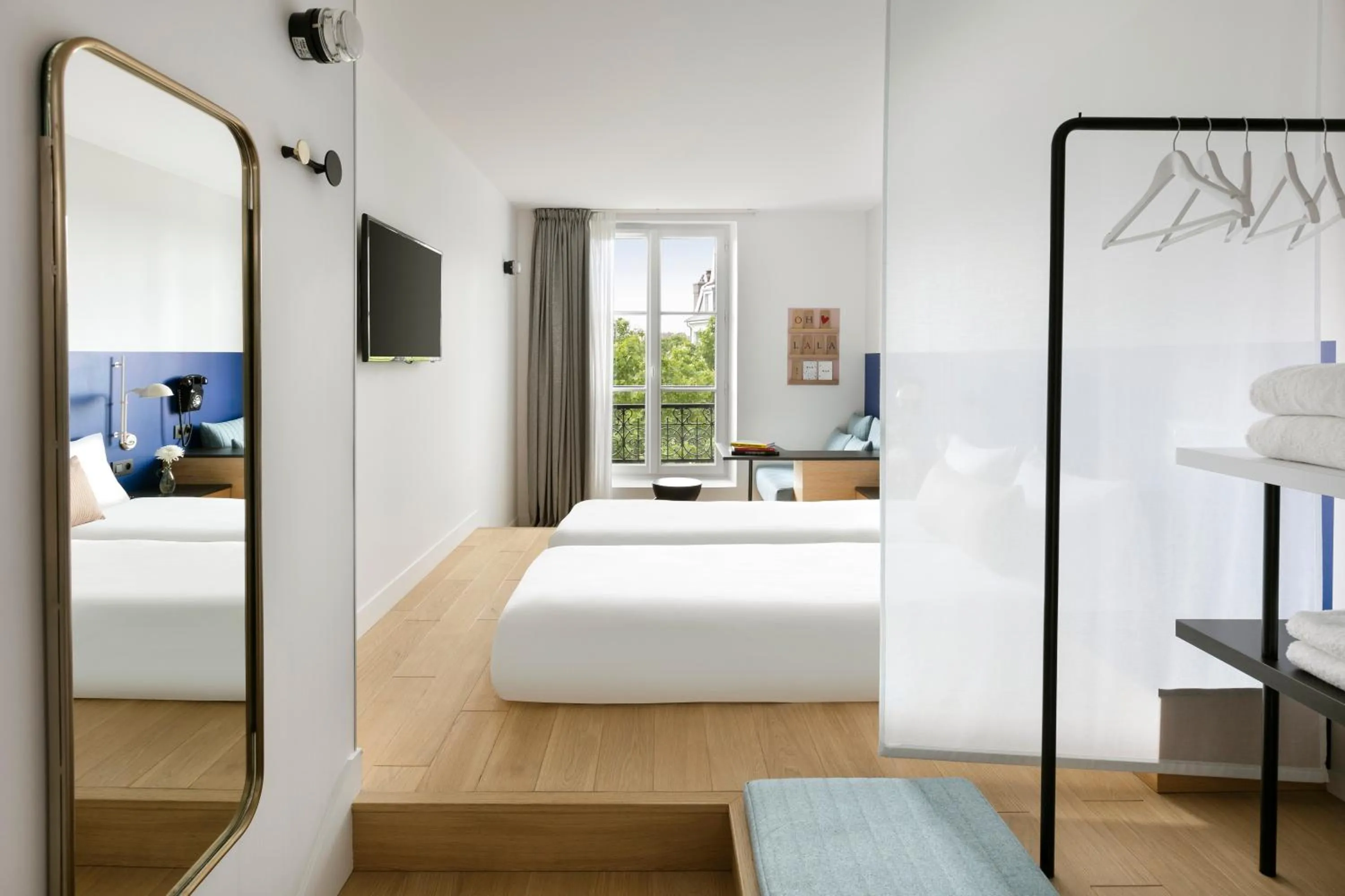 Photo of the whole room, Bed in Oh la la ! Hotel Bar Paris Bastille