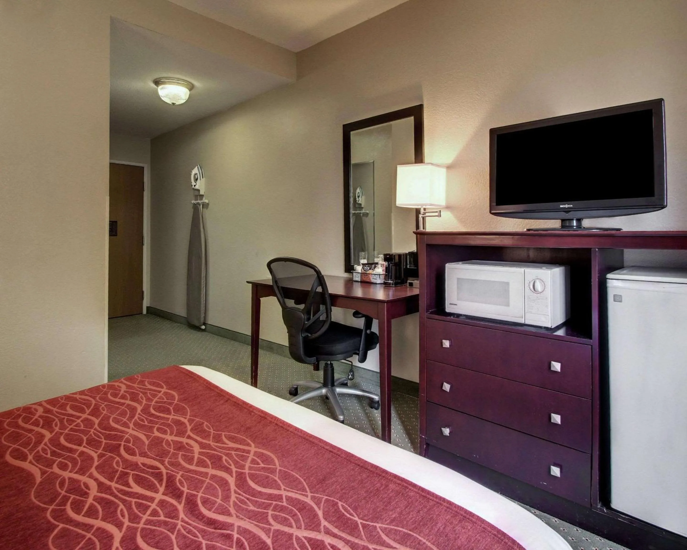 Photo of the whole room, Bed in Columbia Inn & Suites