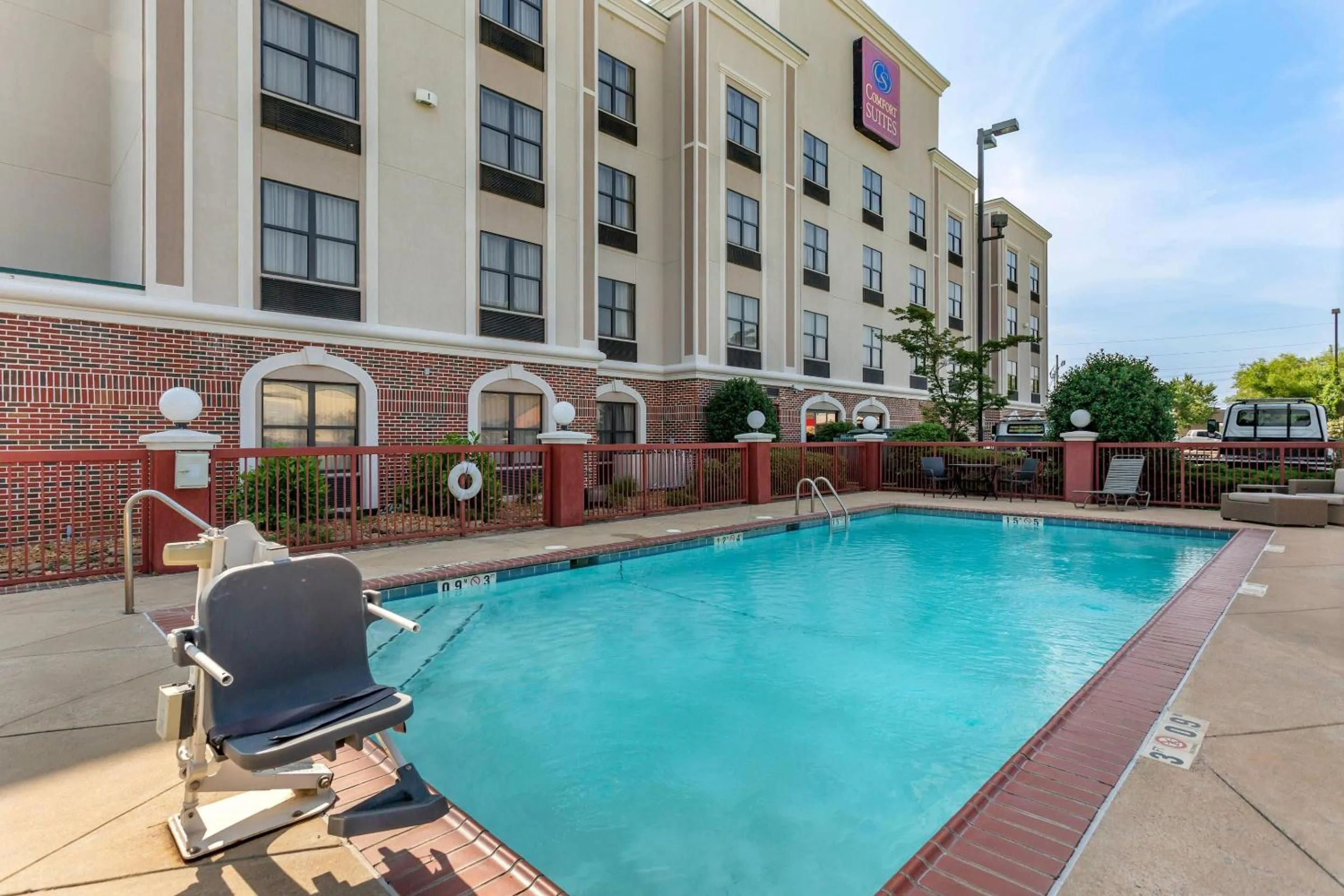 Swimming pool in Comfort Suites Southaven - Memphis South