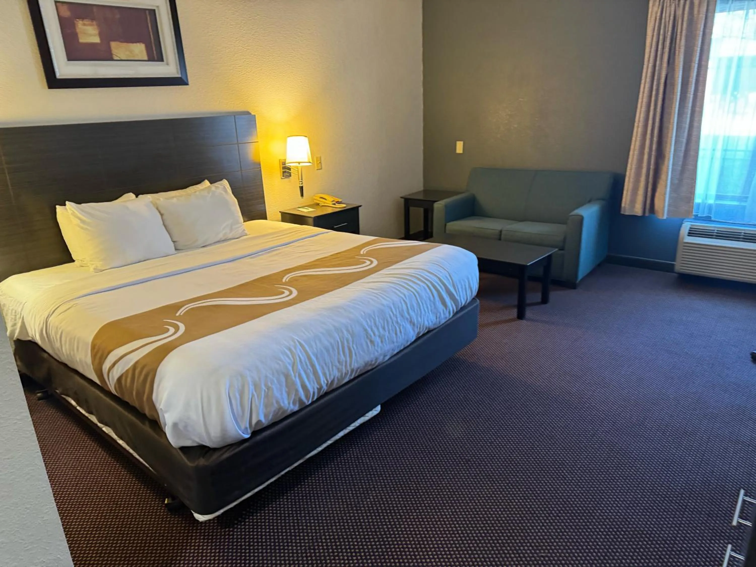 Bed in Quality Inn & Suites Hattiesburg North