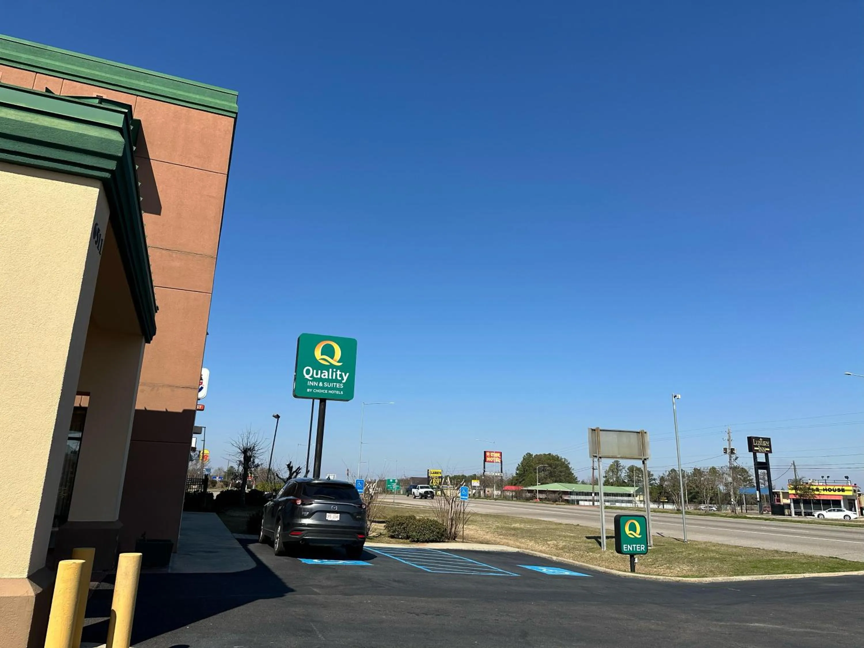 Property building in Quality Inn & Suites Hattiesburg North