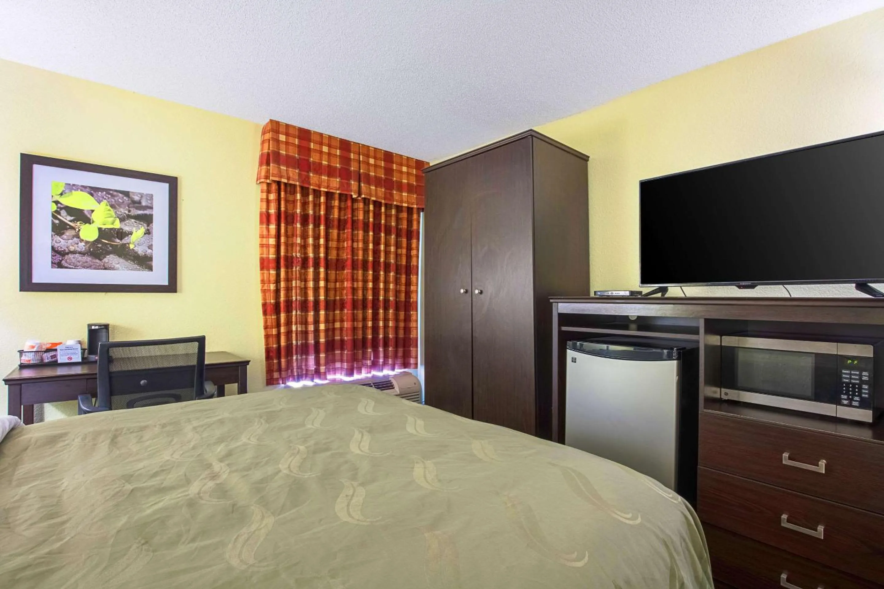 Photo of the whole room, Bed in Quality Inn Holly Springs South