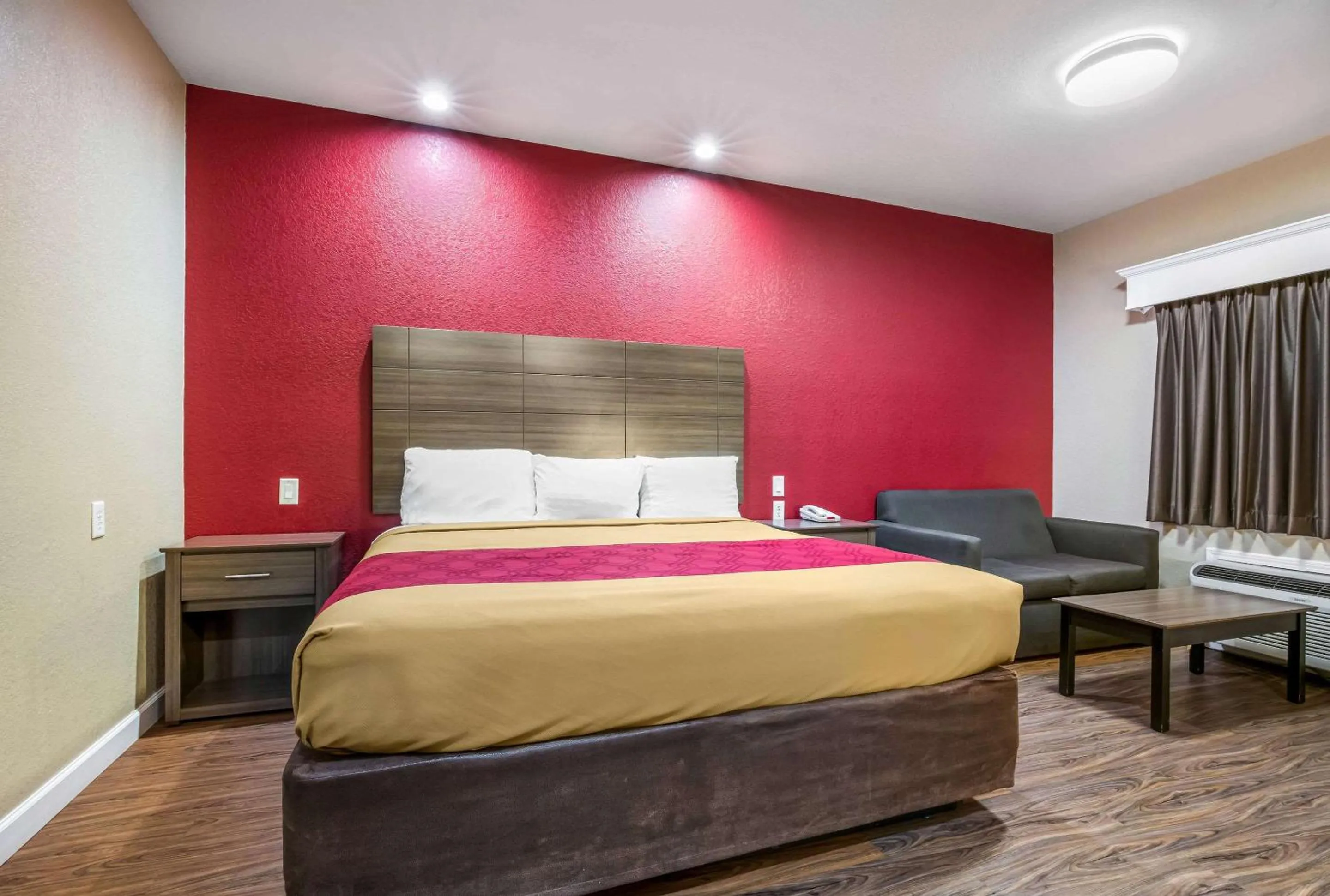 Bedroom, Bed in Econo Lodge Inn & Suites Horn Lake - Southhaven