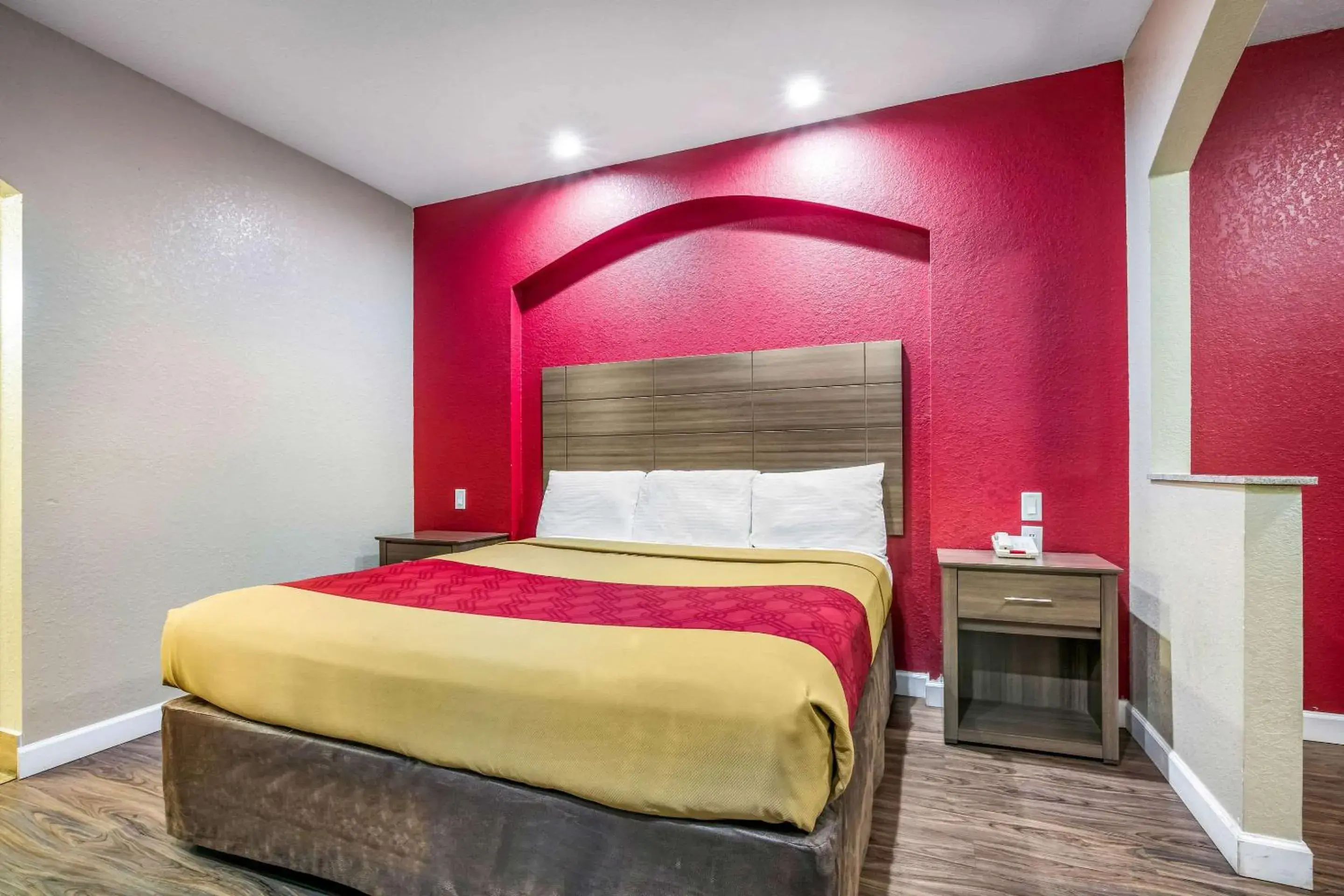 King Room - Accessible/Non-Smoking in Econo Lodge Inn & Suites Horn Lake - Southhaven King Room - Accessible/Non-Smoking in Econo Lodge Inn & Suites Horn Lake - Southhaven