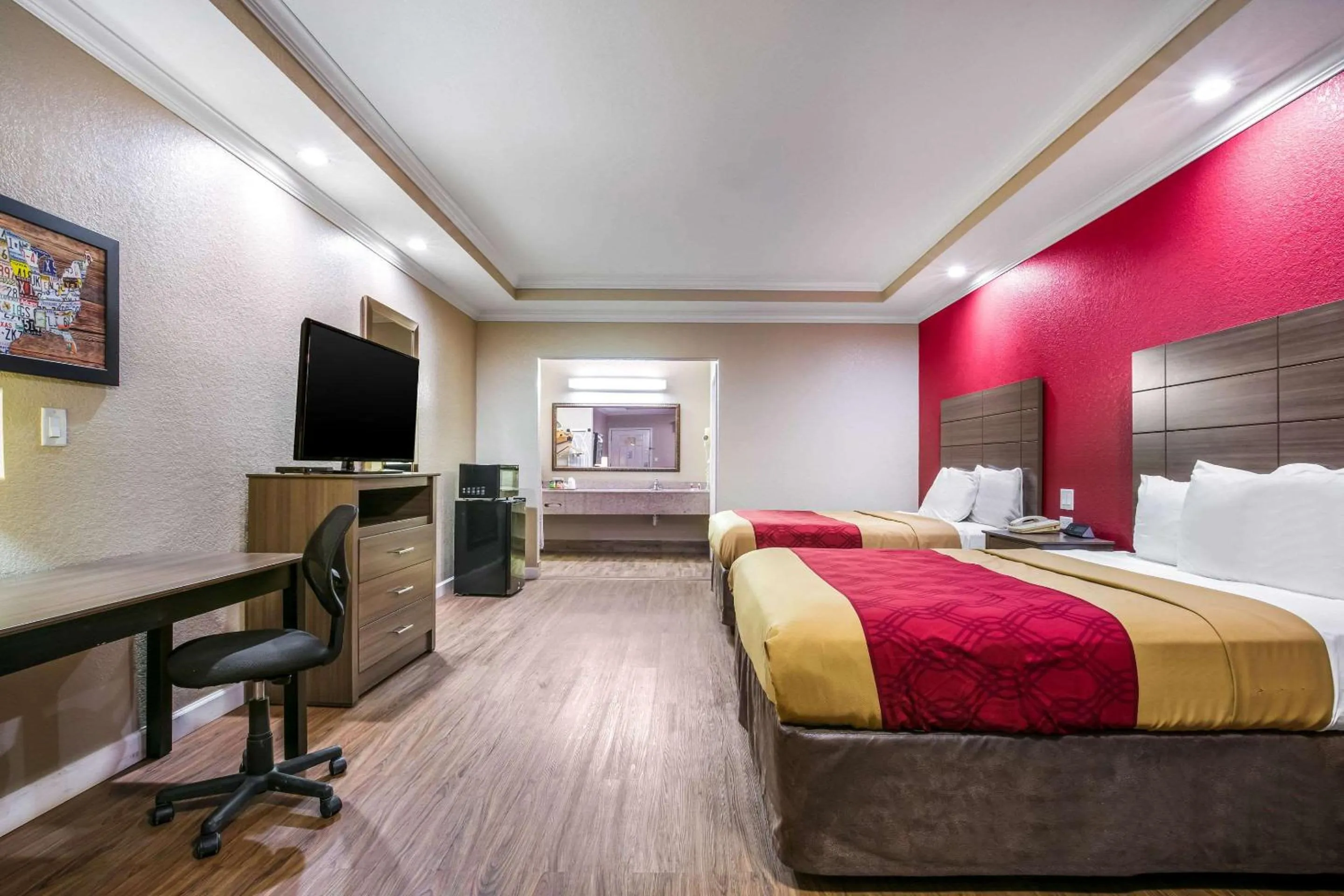 Photo of the whole room, Bed in Econo Lodge Inn & Suites Horn Lake - Southhaven