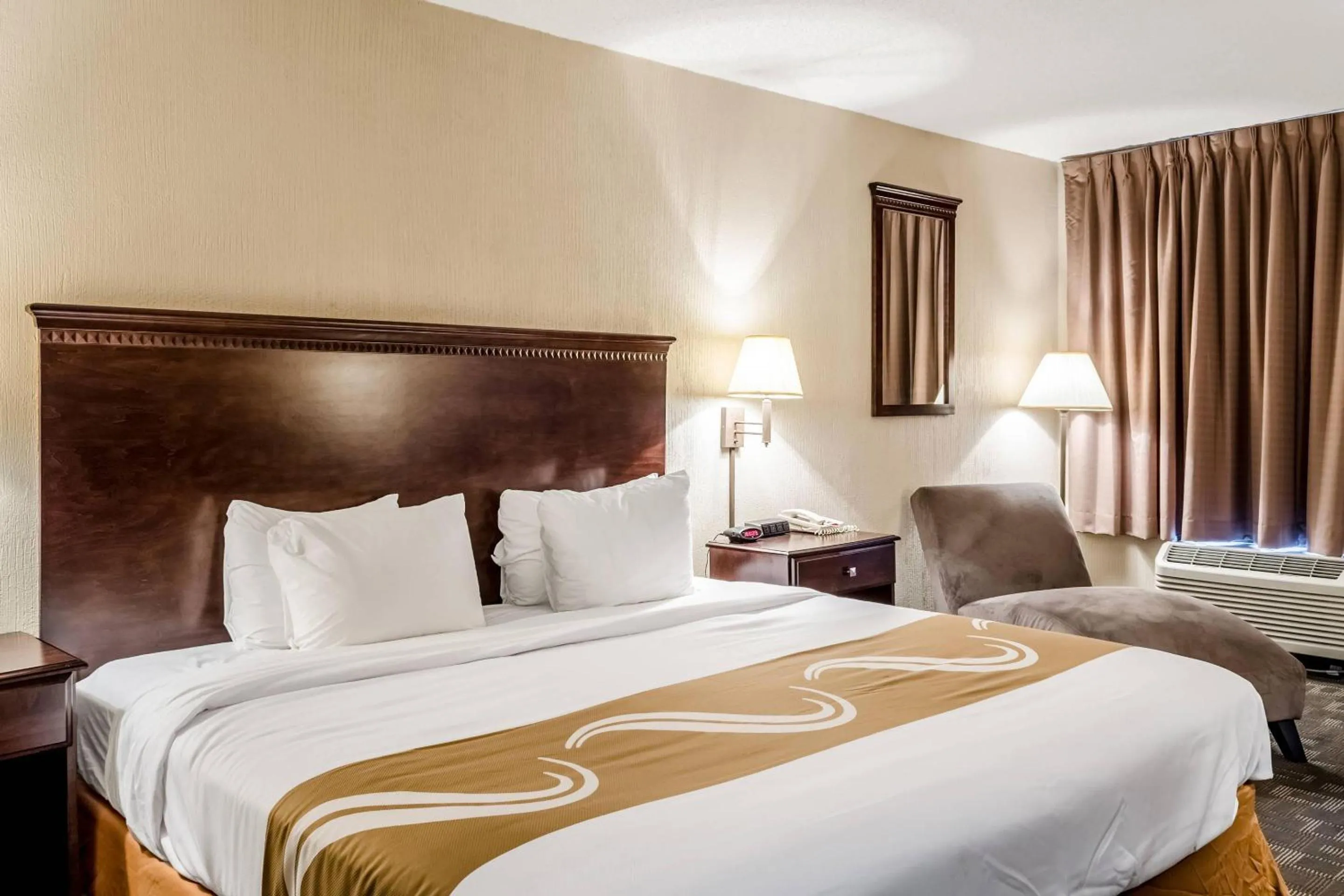 Bedroom, Bed in Quality Inn Moss Point - Pascagoula