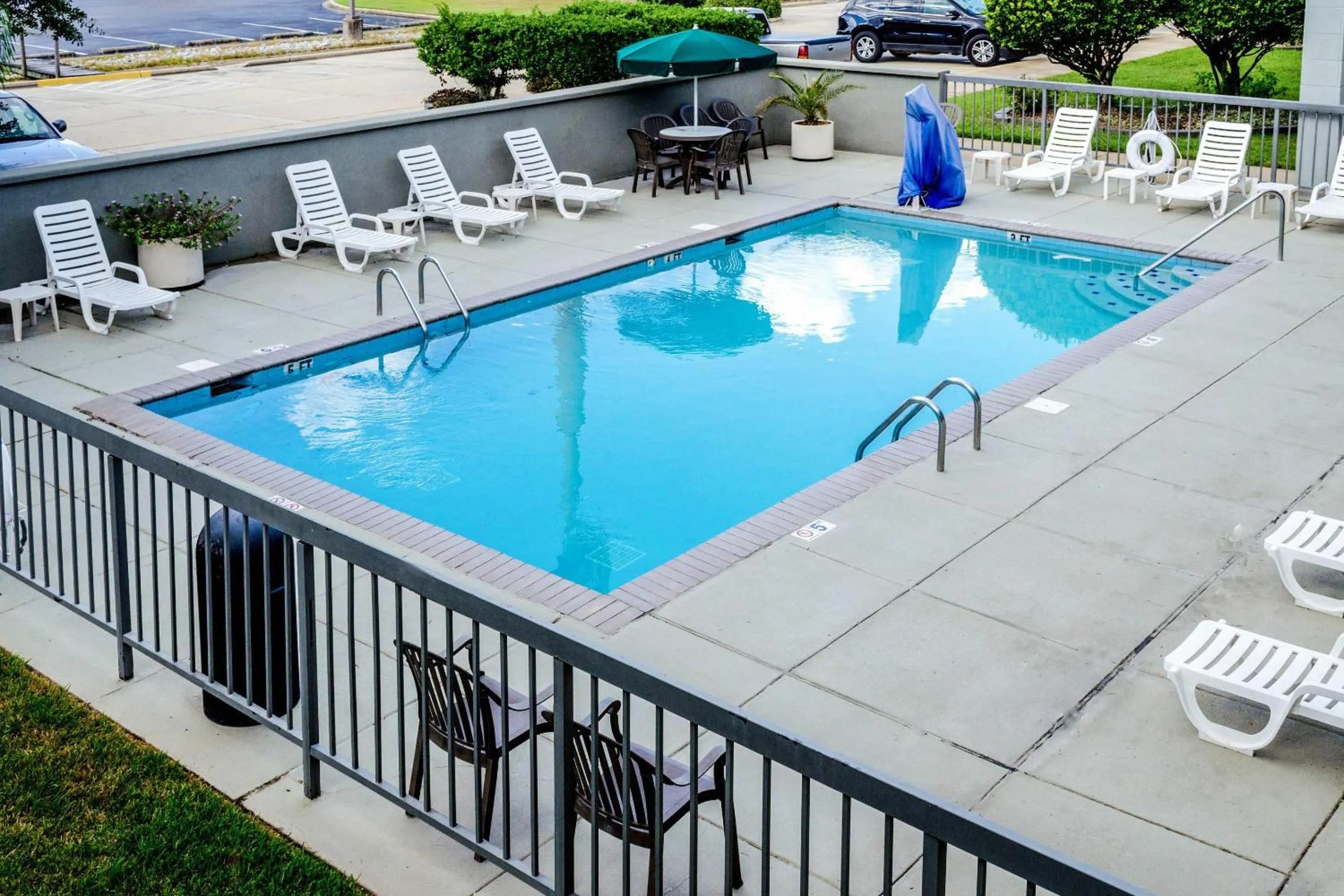 Swimming pool in Quality Inn Moss Point - Pascagoula