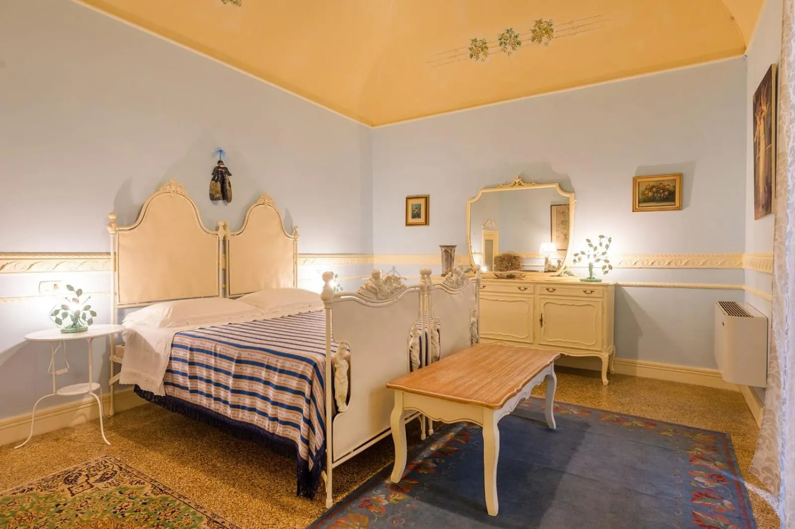 Photo of the whole room in Palazzo Tre Cardi