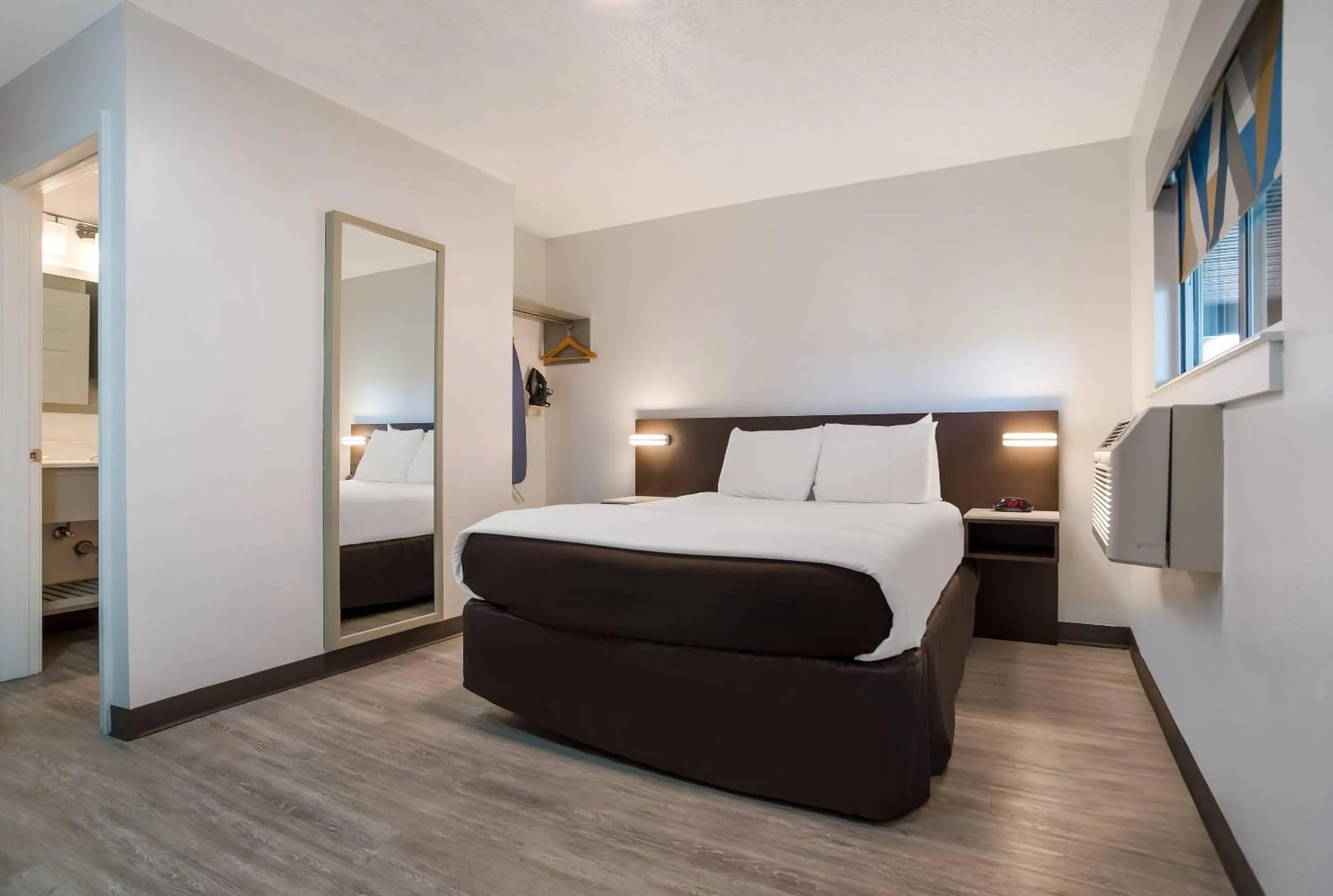 Bedroom, Bed in Suburban Studios Biloxi North Area