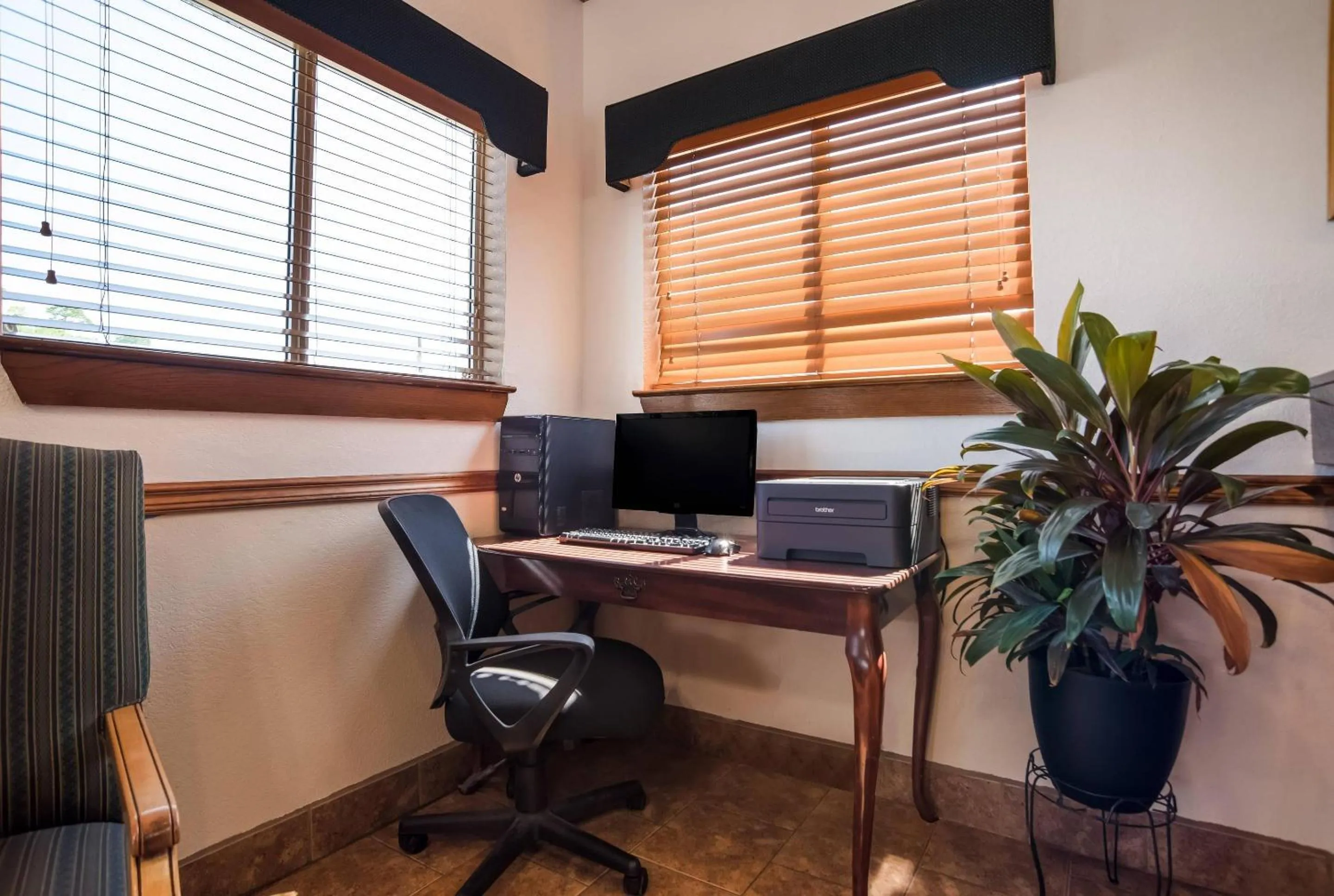 Business facilities in Suburban Studios Biloxi North Area