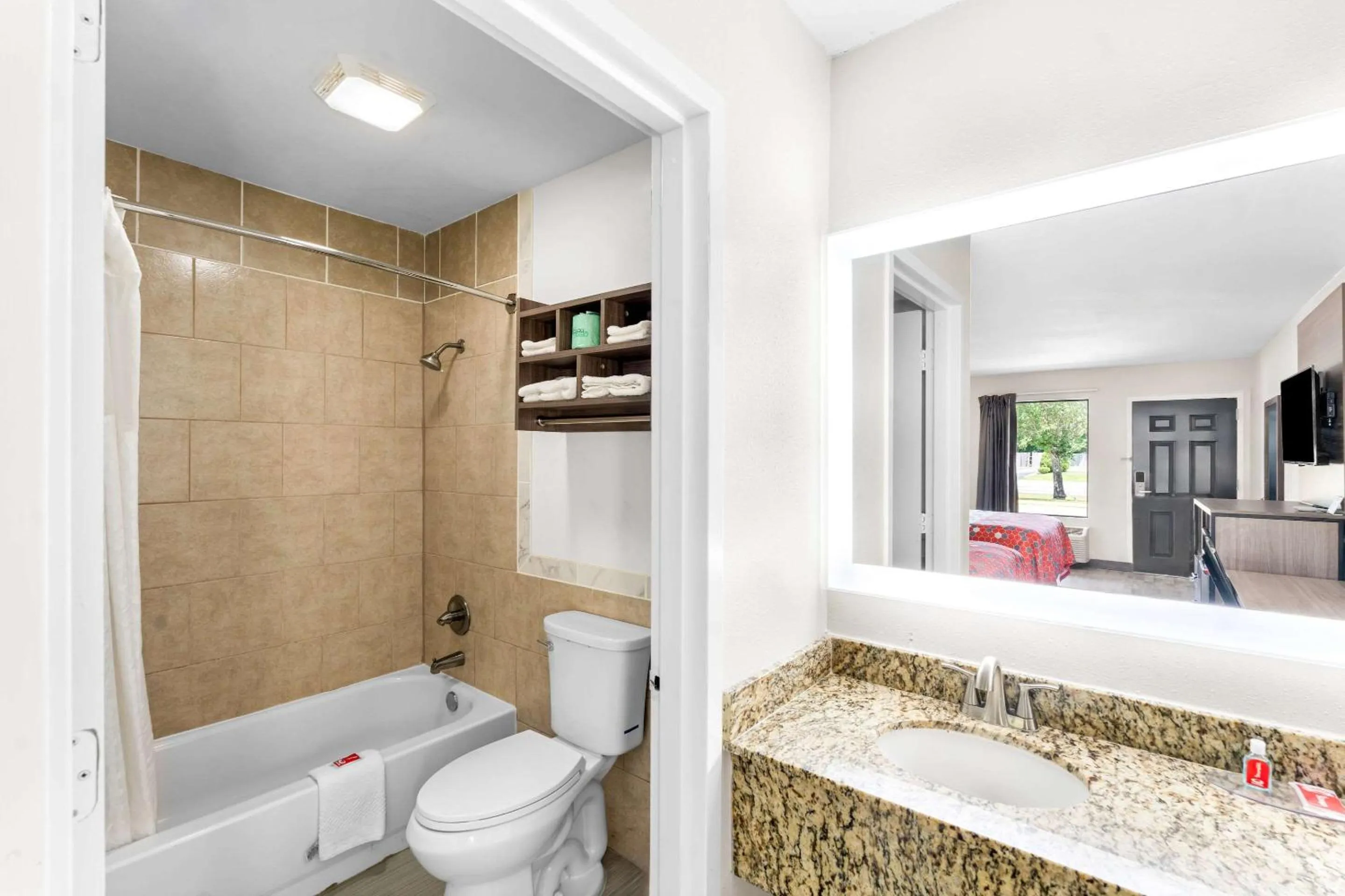 Bedroom in Econo Lodge Inn & Suites Ocean Springs - Biloxi