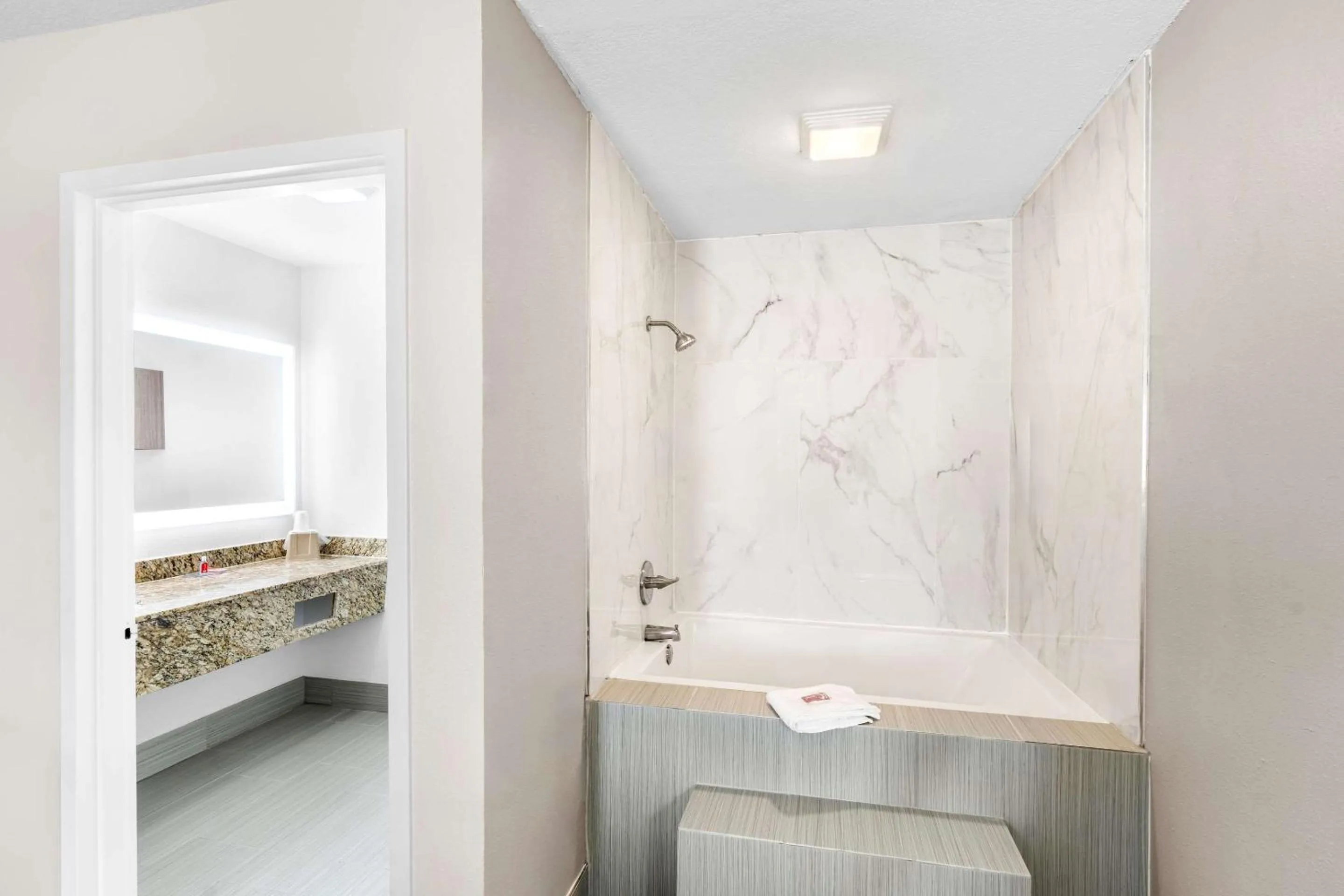 Bedroom in Econo Lodge Inn & Suites Ocean Springs - Biloxi