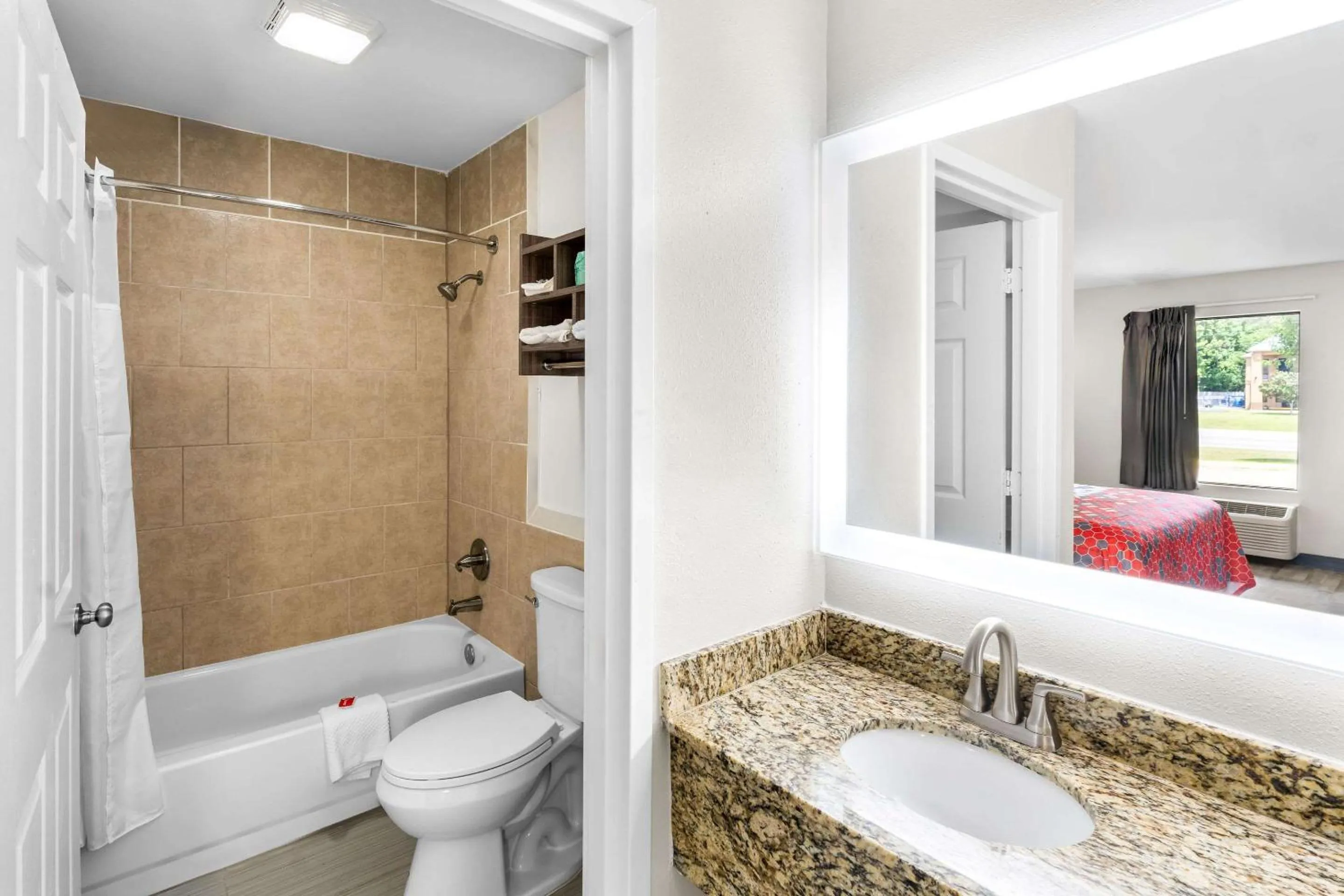 Bedroom in Econo Lodge Inn & Suites Ocean Springs - Biloxi