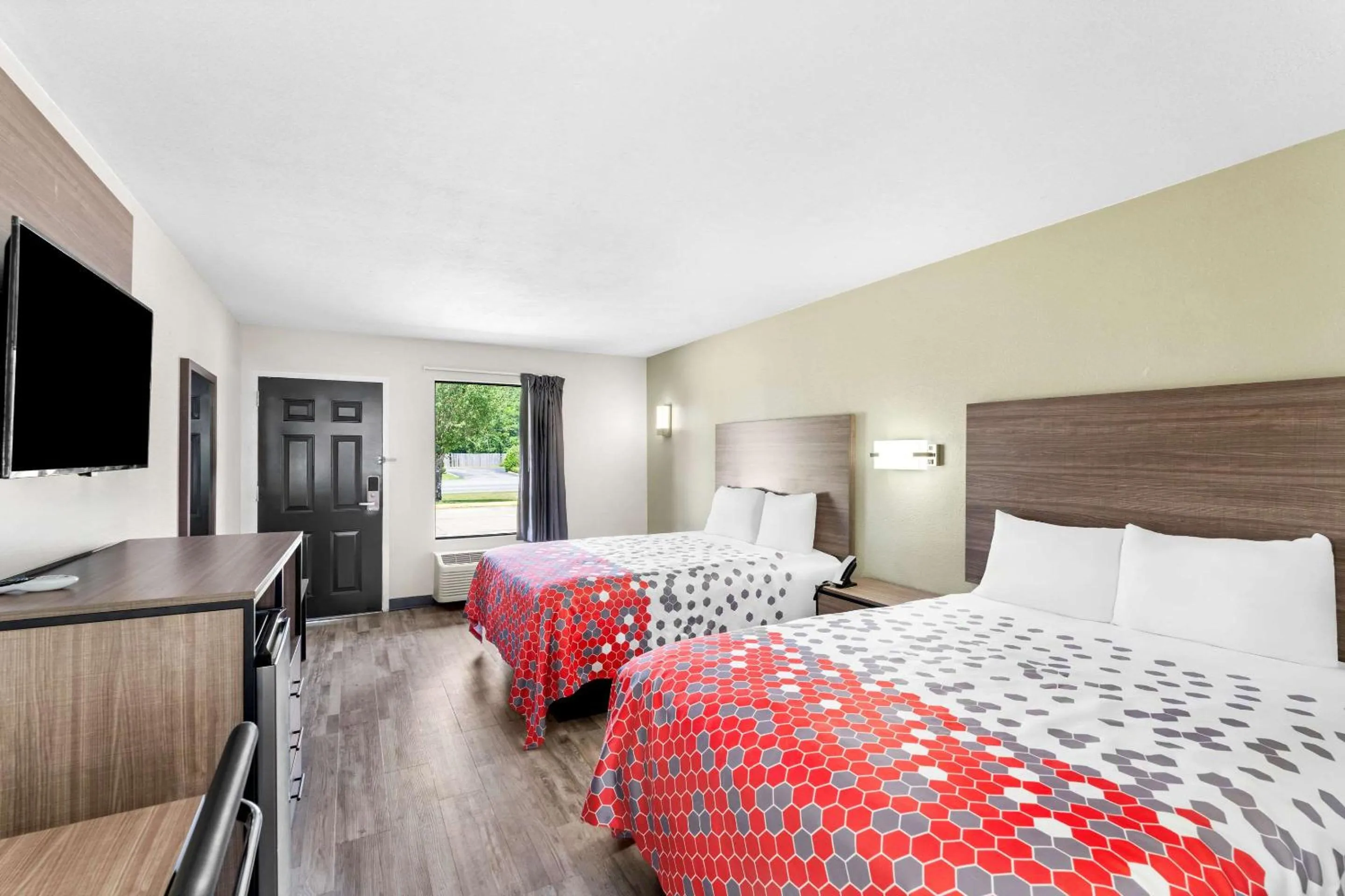 Bedroom, Bed in Econo Lodge Inn & Suites Ocean Springs - Biloxi