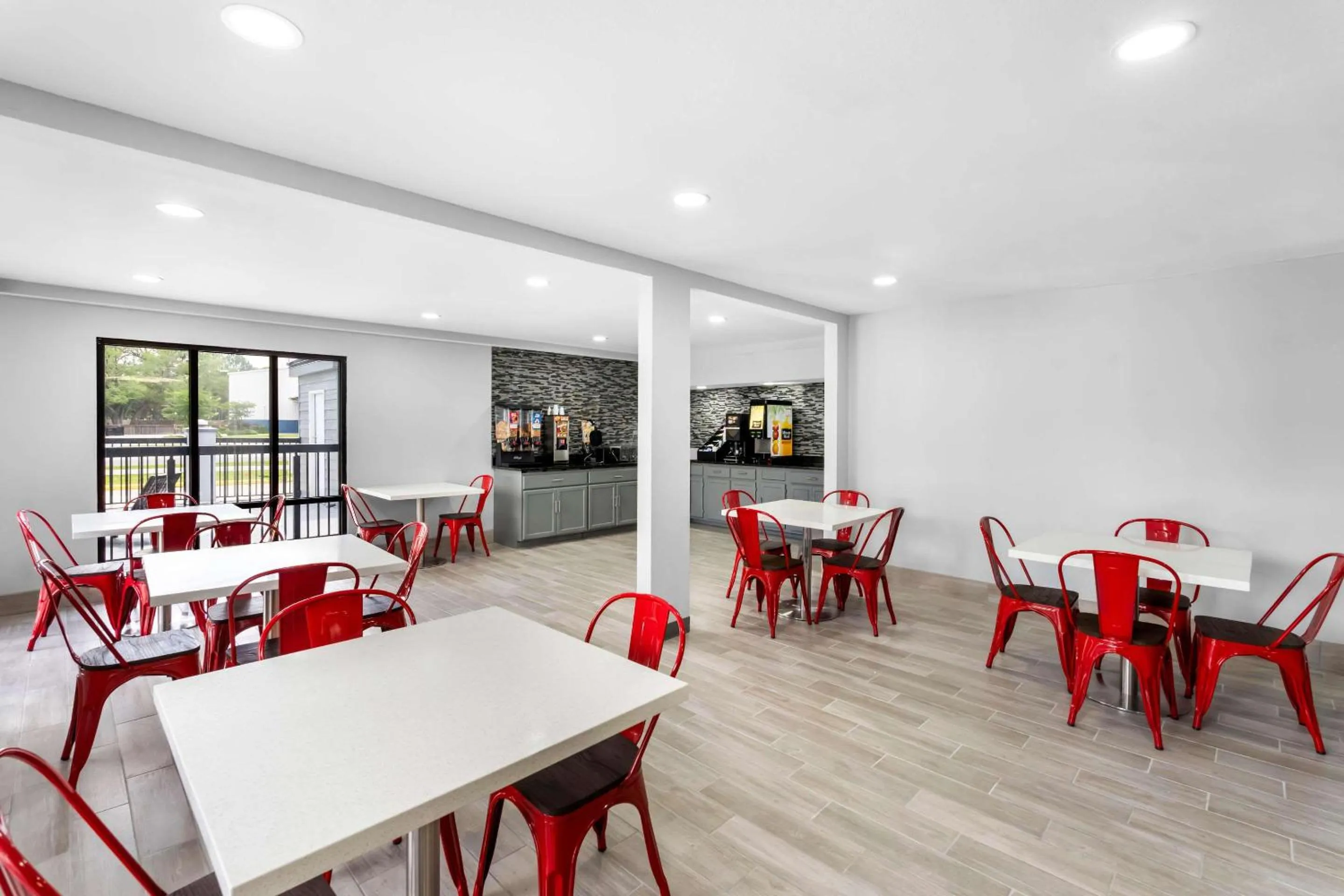 Breakfast in Econo Lodge Inn & Suites Ocean Springs - Biloxi