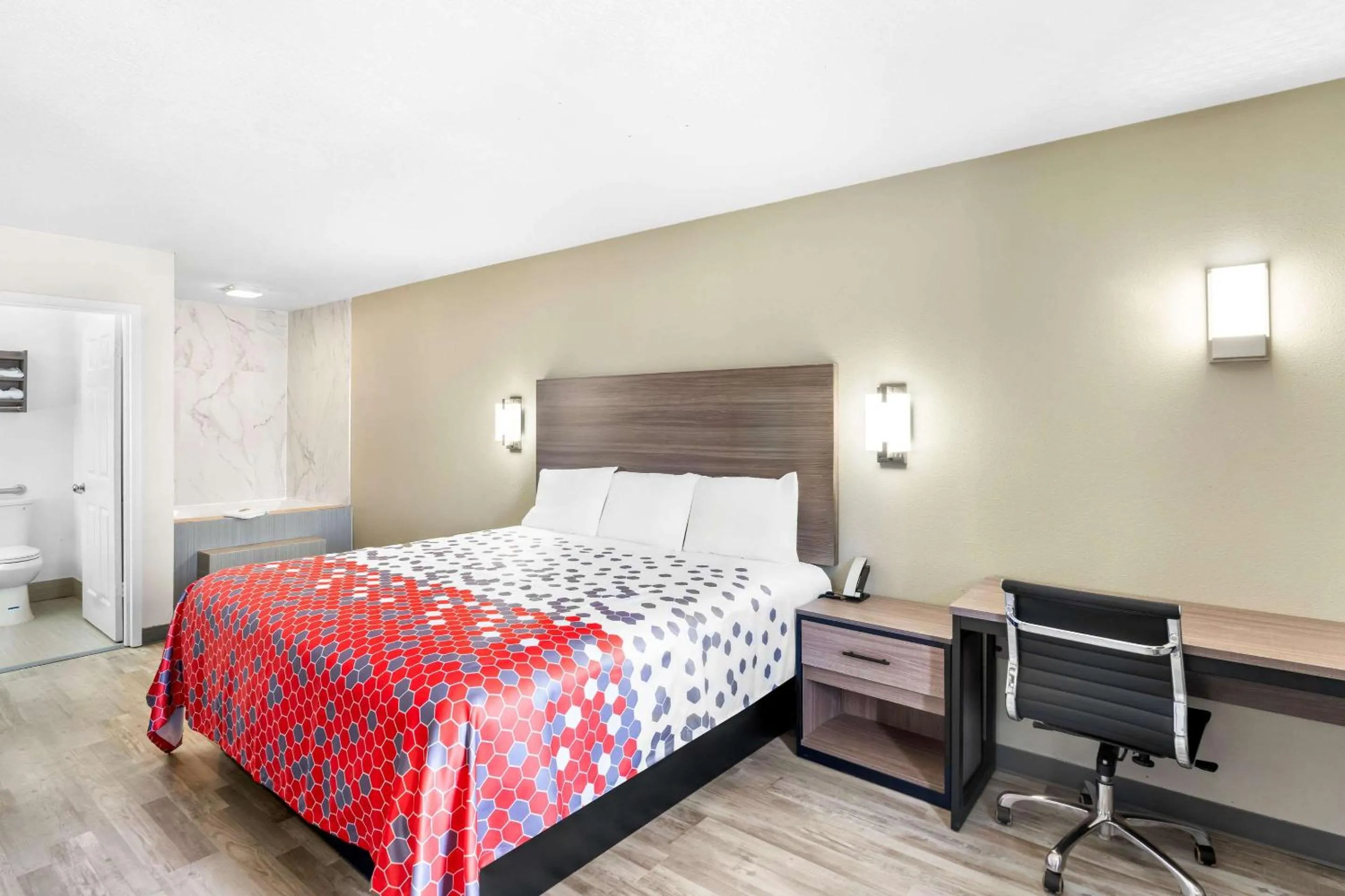 Bedroom, Bed in Econo Lodge Inn & Suites Ocean Springs - Biloxi