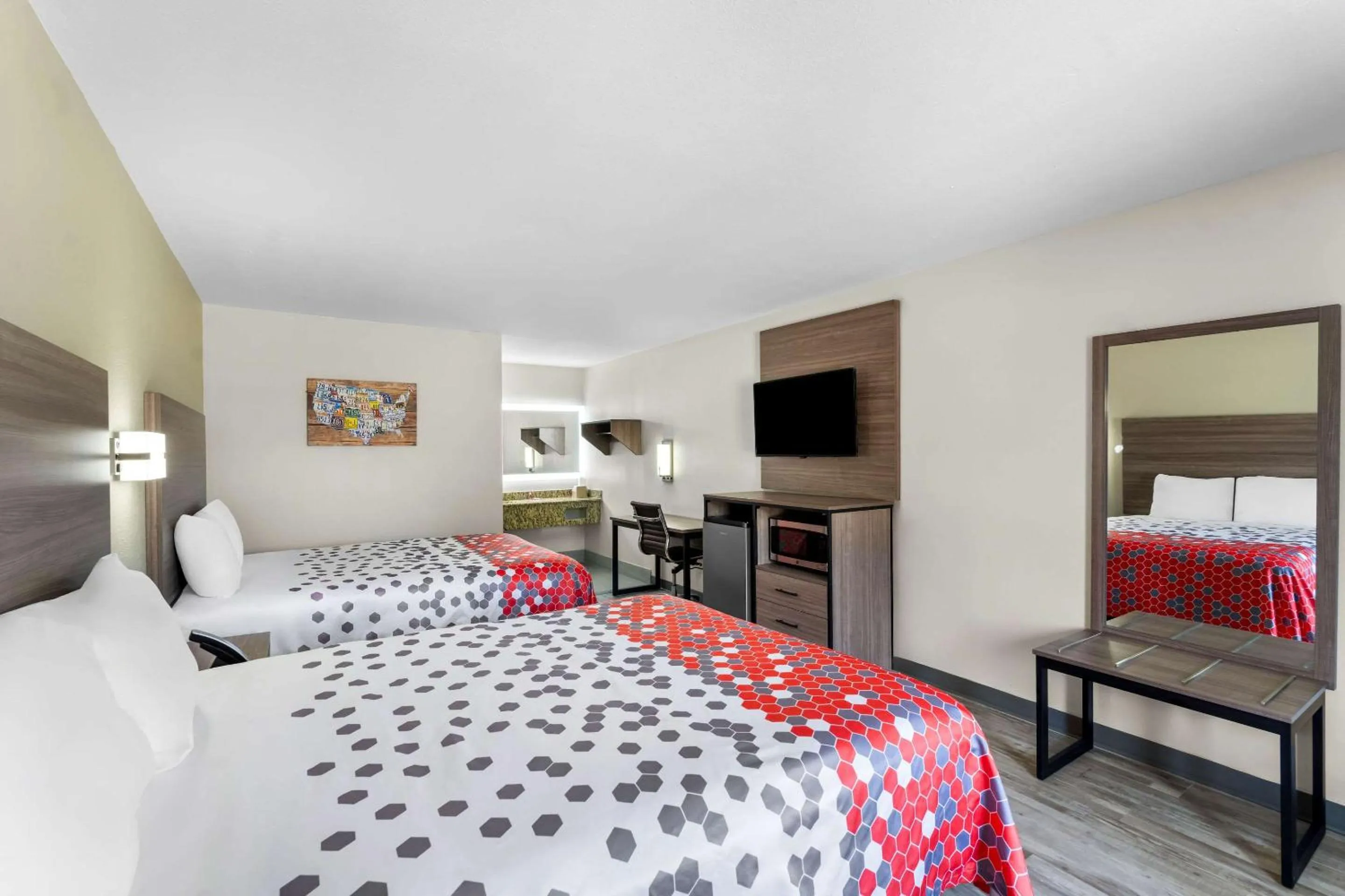 Bedroom, Bed in Econo Lodge Inn & Suites Ocean Springs - Biloxi