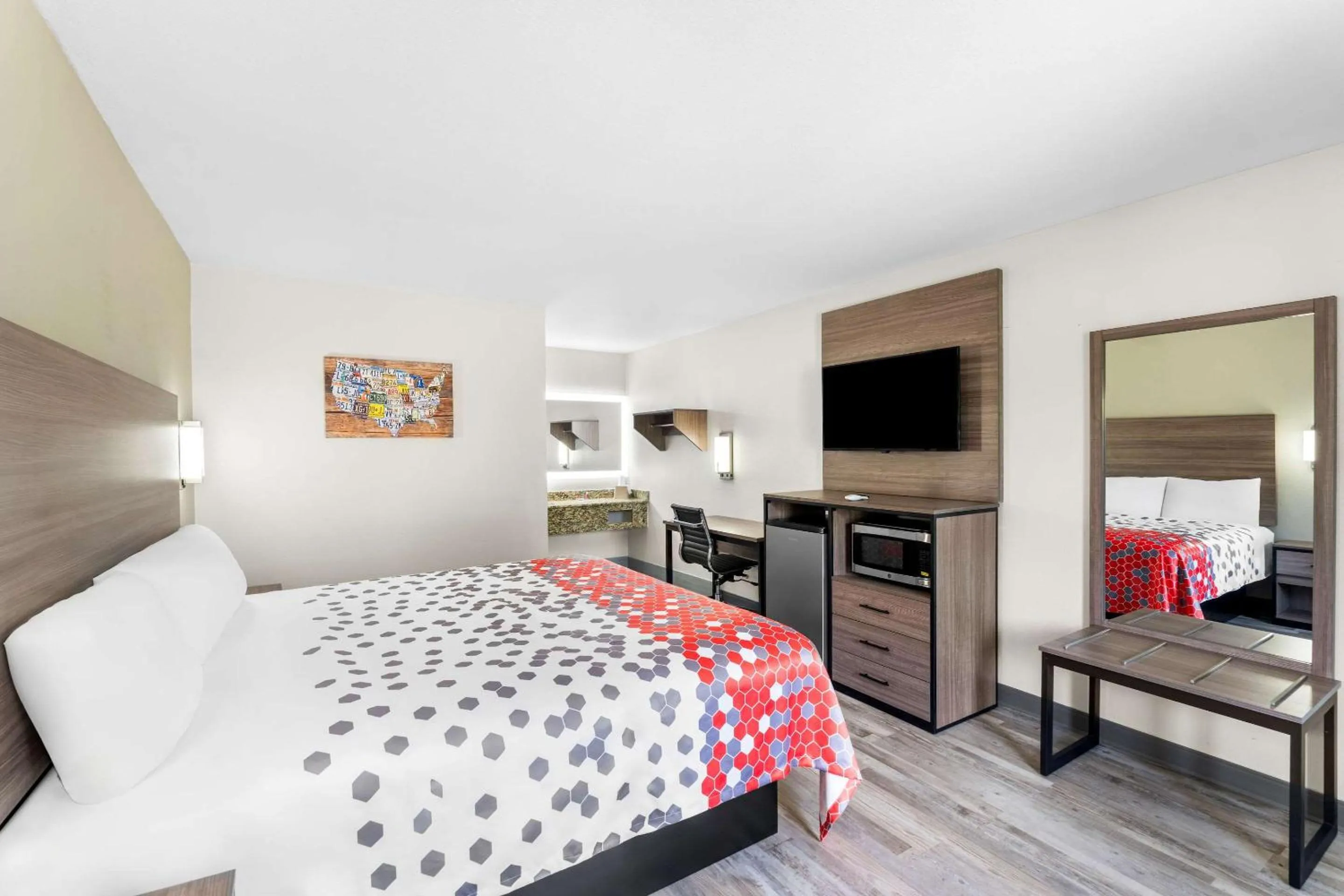 Bedroom, Bed in Econo Lodge Inn & Suites Ocean Springs - Biloxi