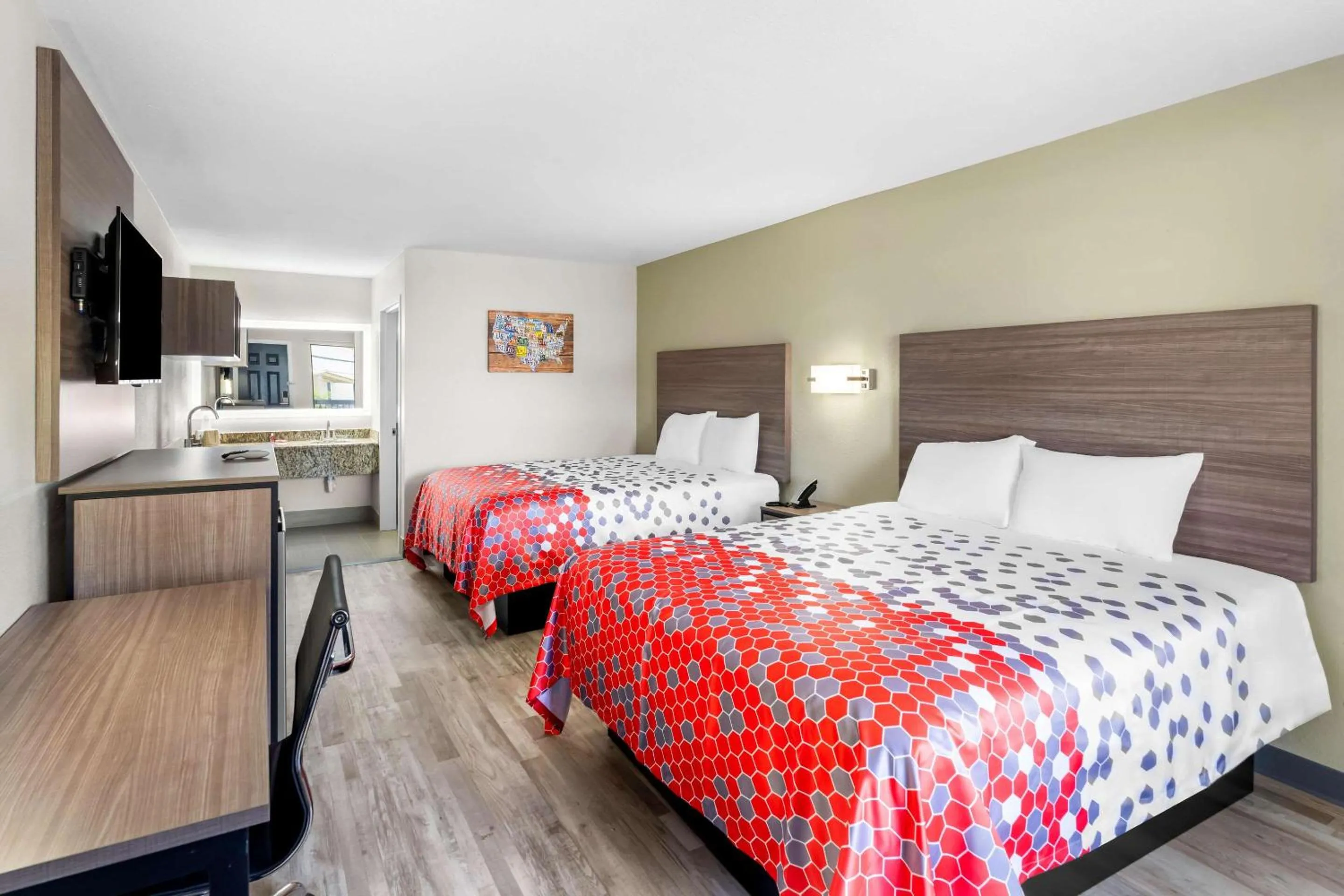 Bedroom, Bed in Econo Lodge Inn & Suites Ocean Springs - Biloxi