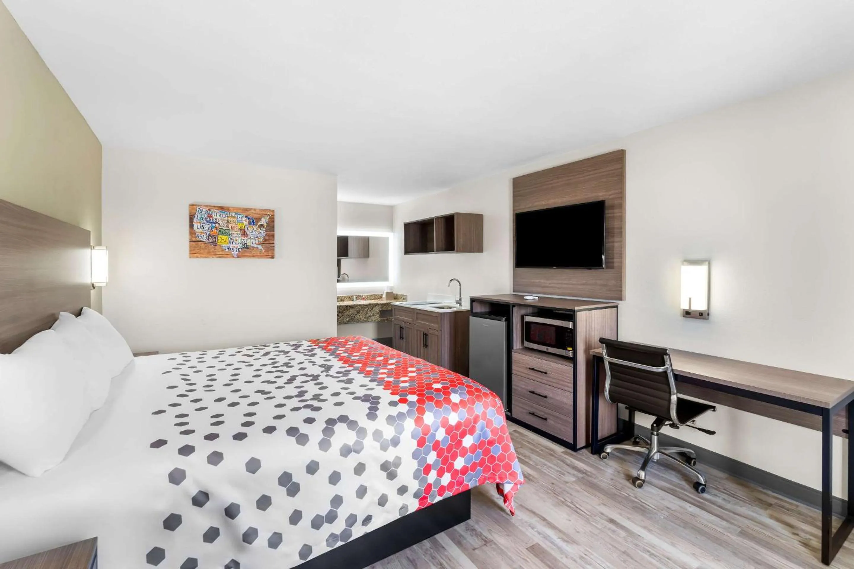 Bedroom, Bed in Econo Lodge Inn & Suites Ocean Springs - Biloxi