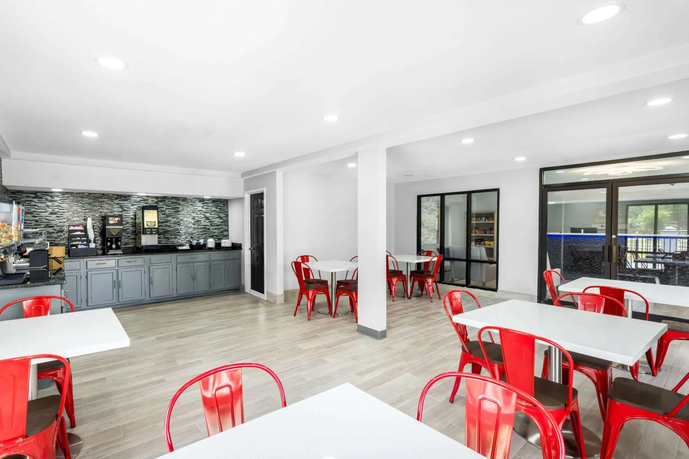 Breakfast in Econo Lodge Inn & Suites Ocean Springs - Biloxi