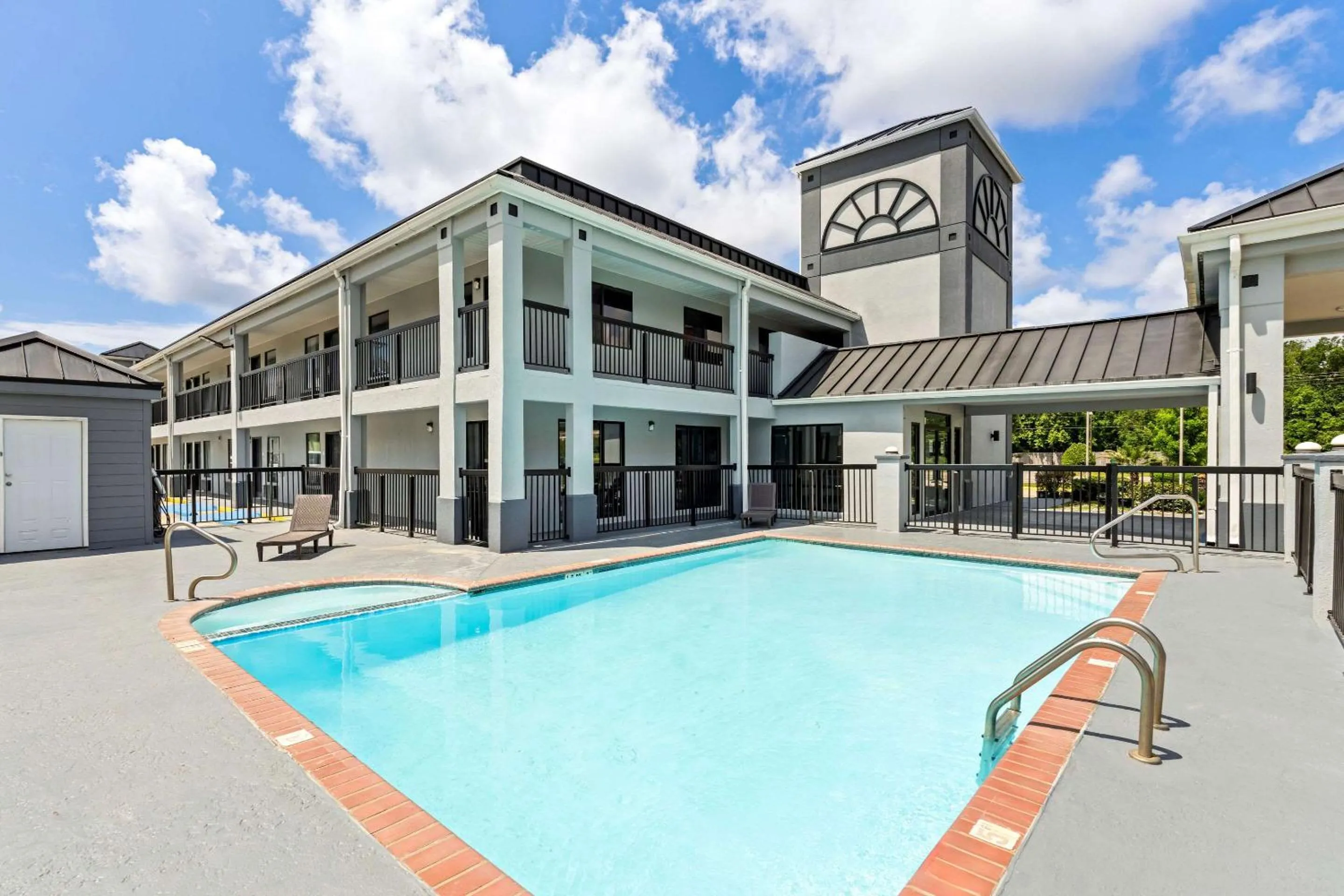 Swimming pool in Econo Lodge Inn & Suites Ocean Springs - Biloxi
