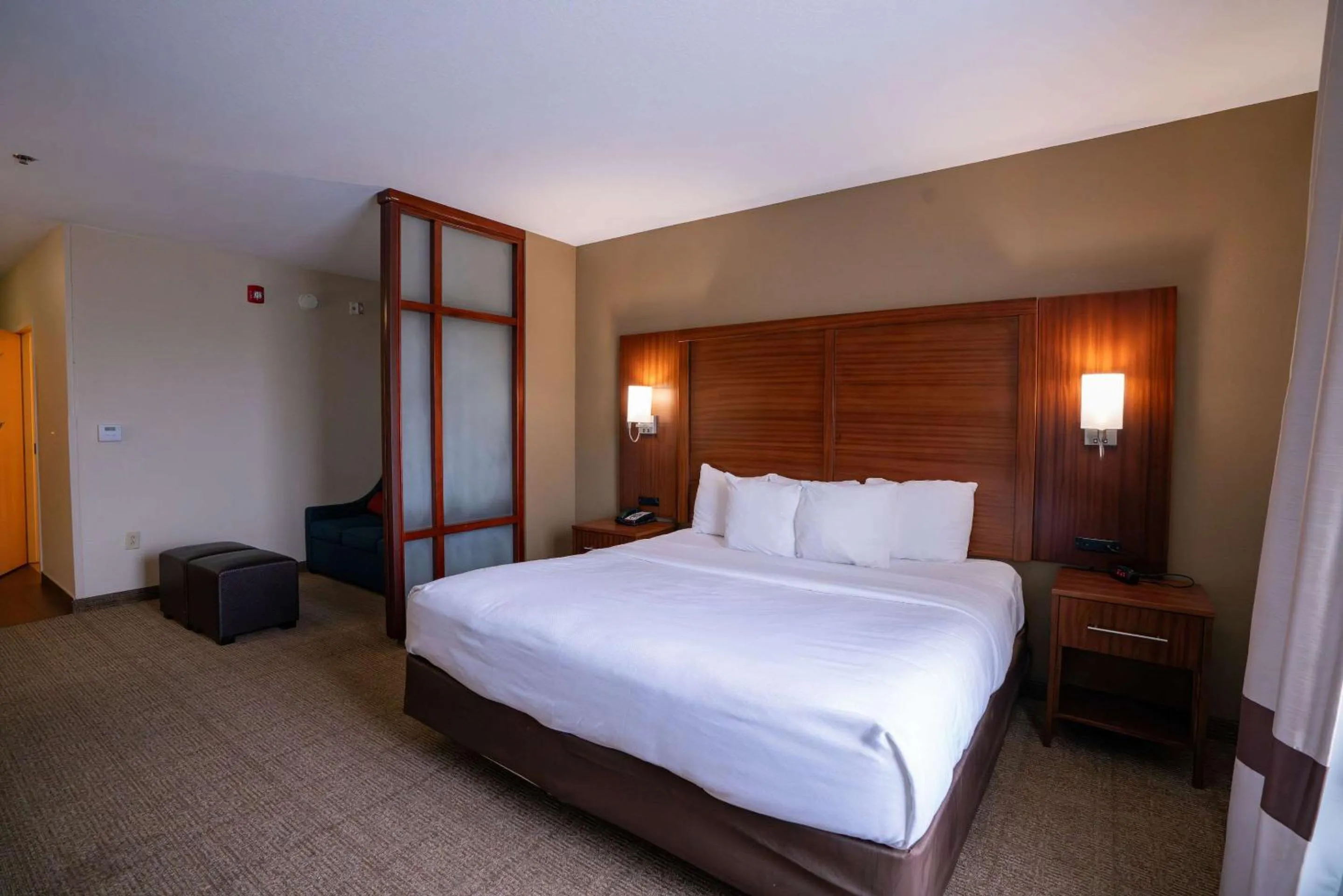 Bedroom, Bed in Comfort Suites Flowood - Jackson Airport