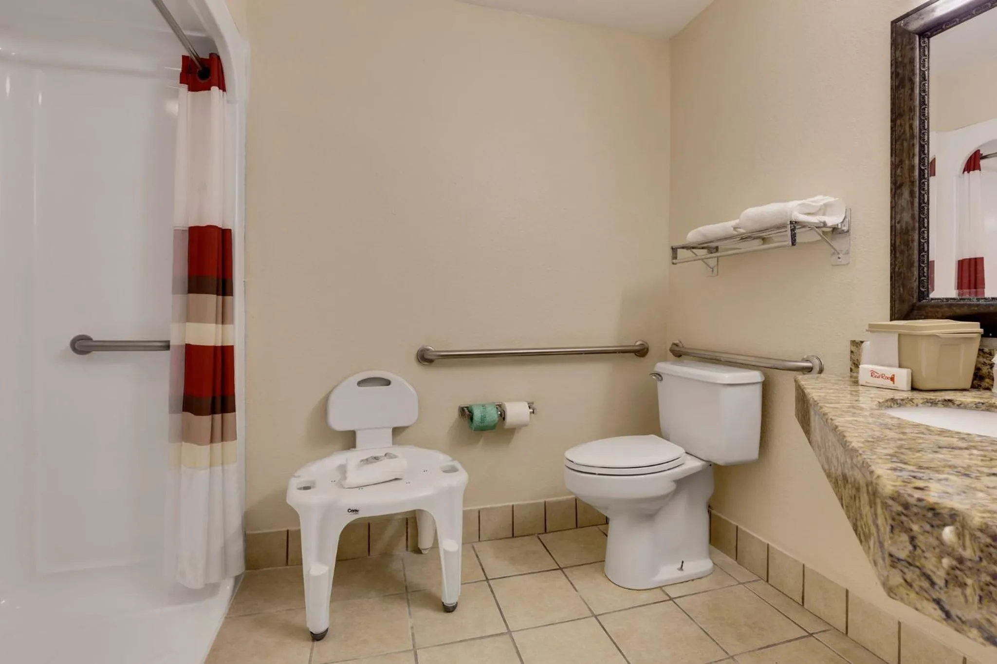 Bathroom in Red Roof Inn Gulfport - Biloxi Airport