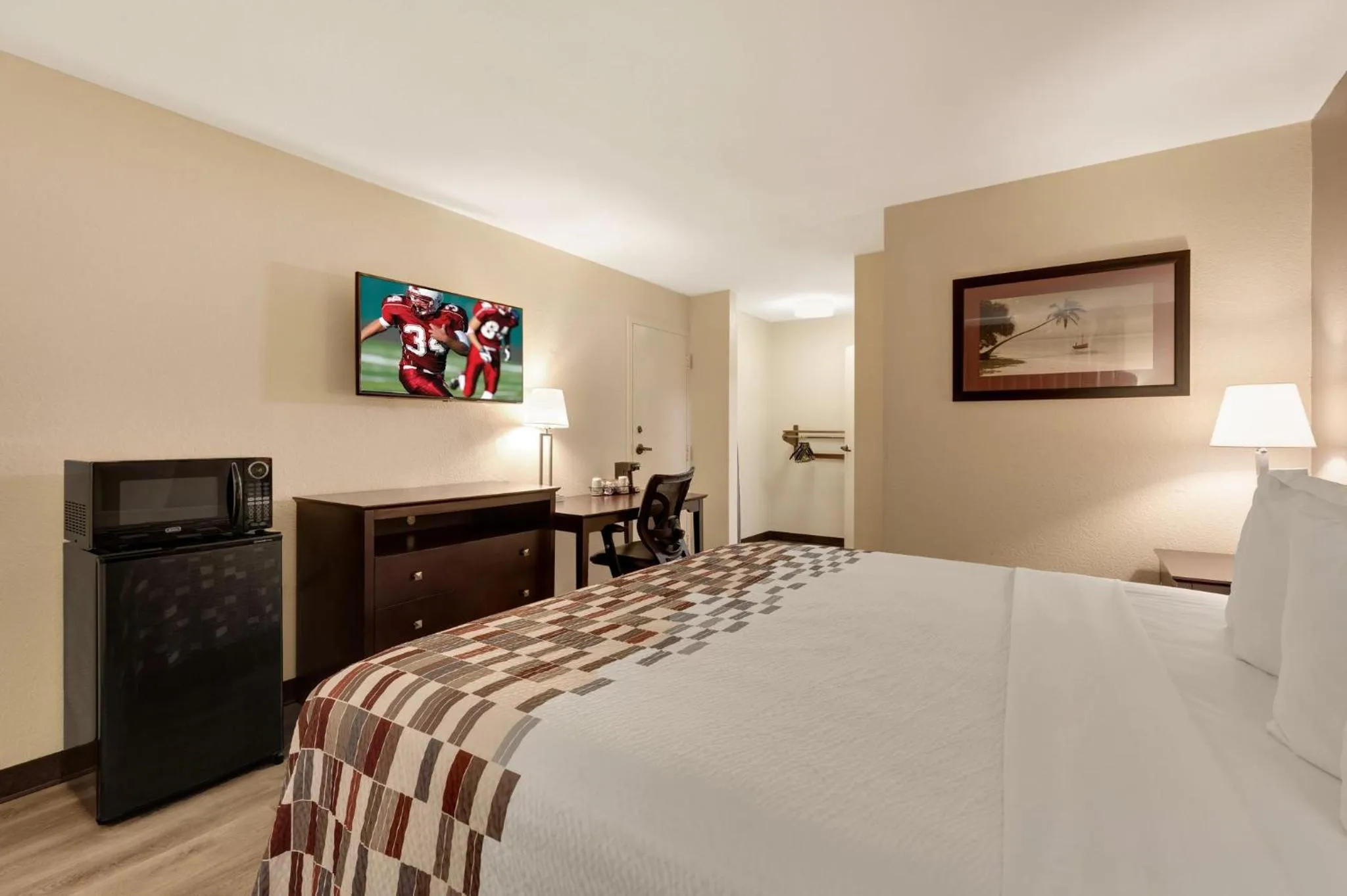 Photo of the whole room, Bed in Red Roof Inn Gulfport - Biloxi Airport