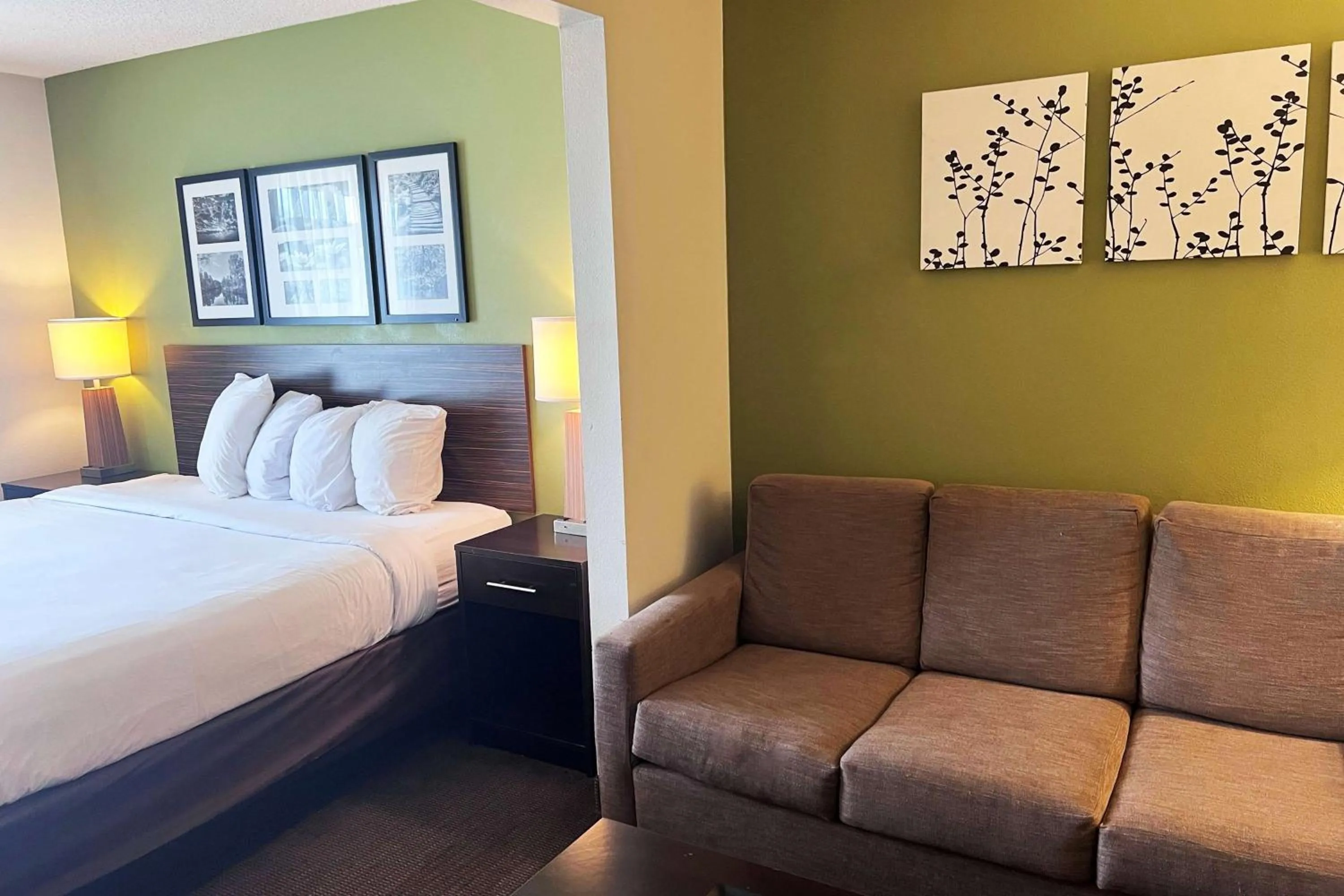 Photo of the whole room, Seating Area in Ramada by Wyndham Jackson MS