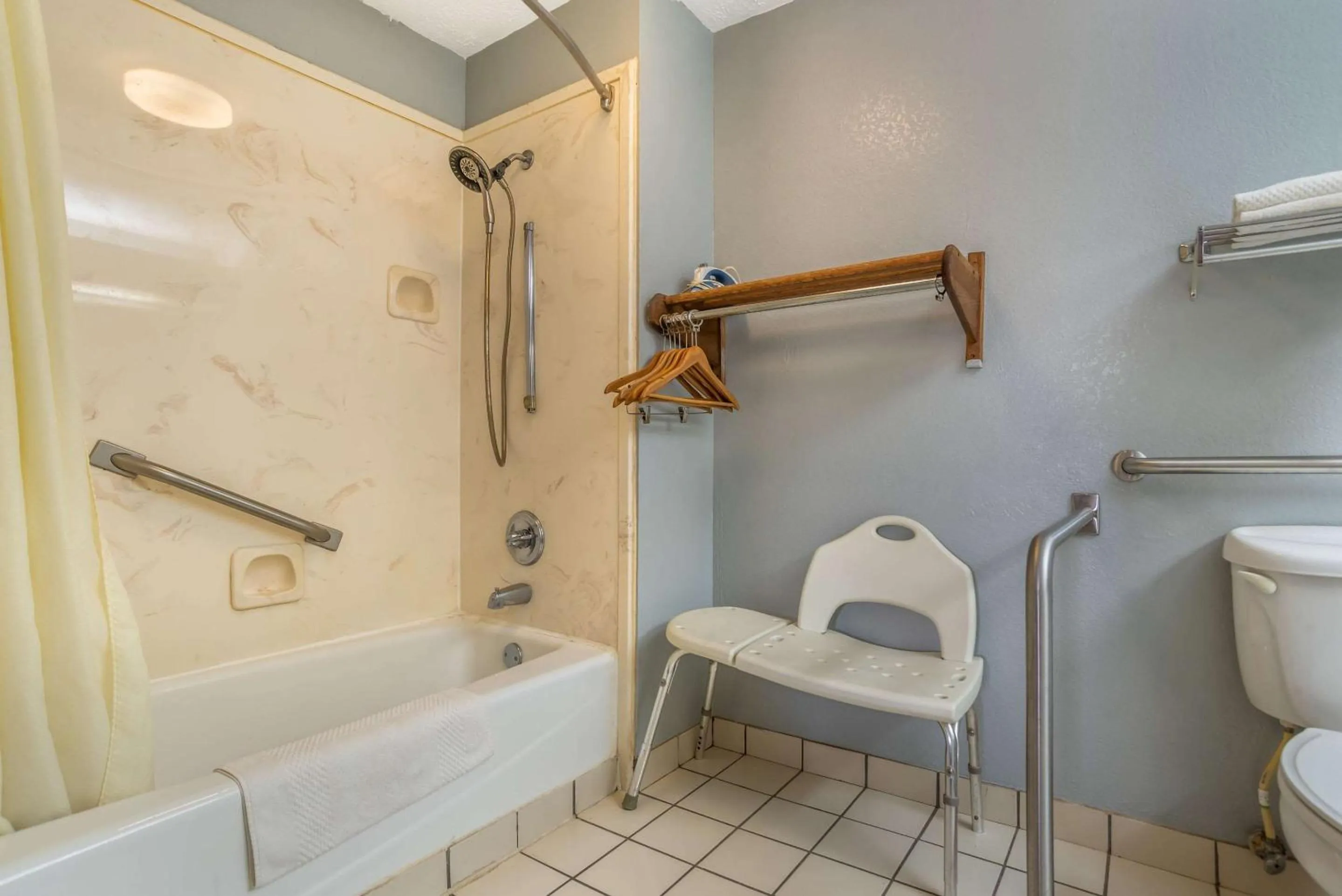 Bedroom in Econo Lodge Inn & Suites Philadelphia MS