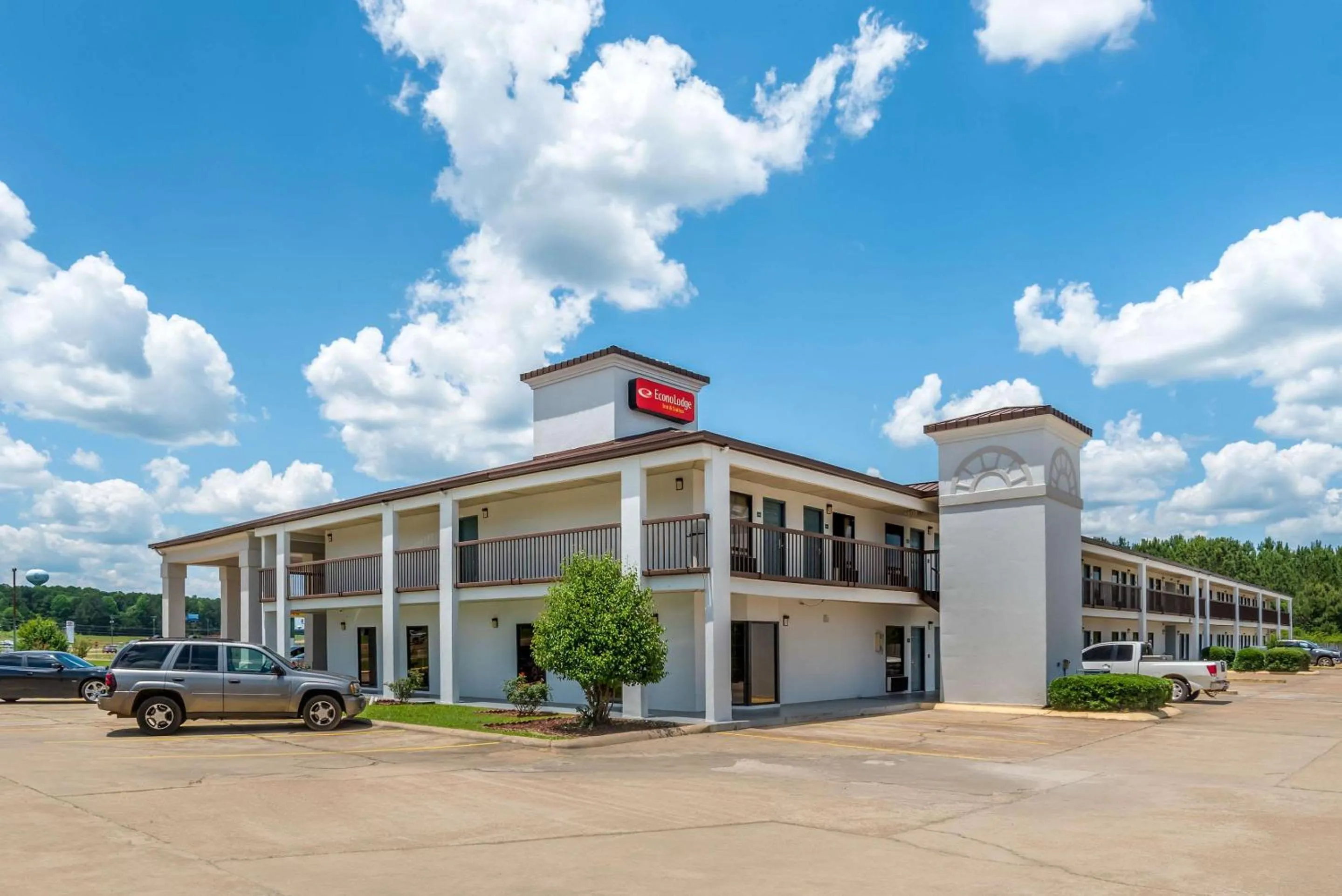 Property building in Econo Lodge Inn & Suites Philadelphia MS