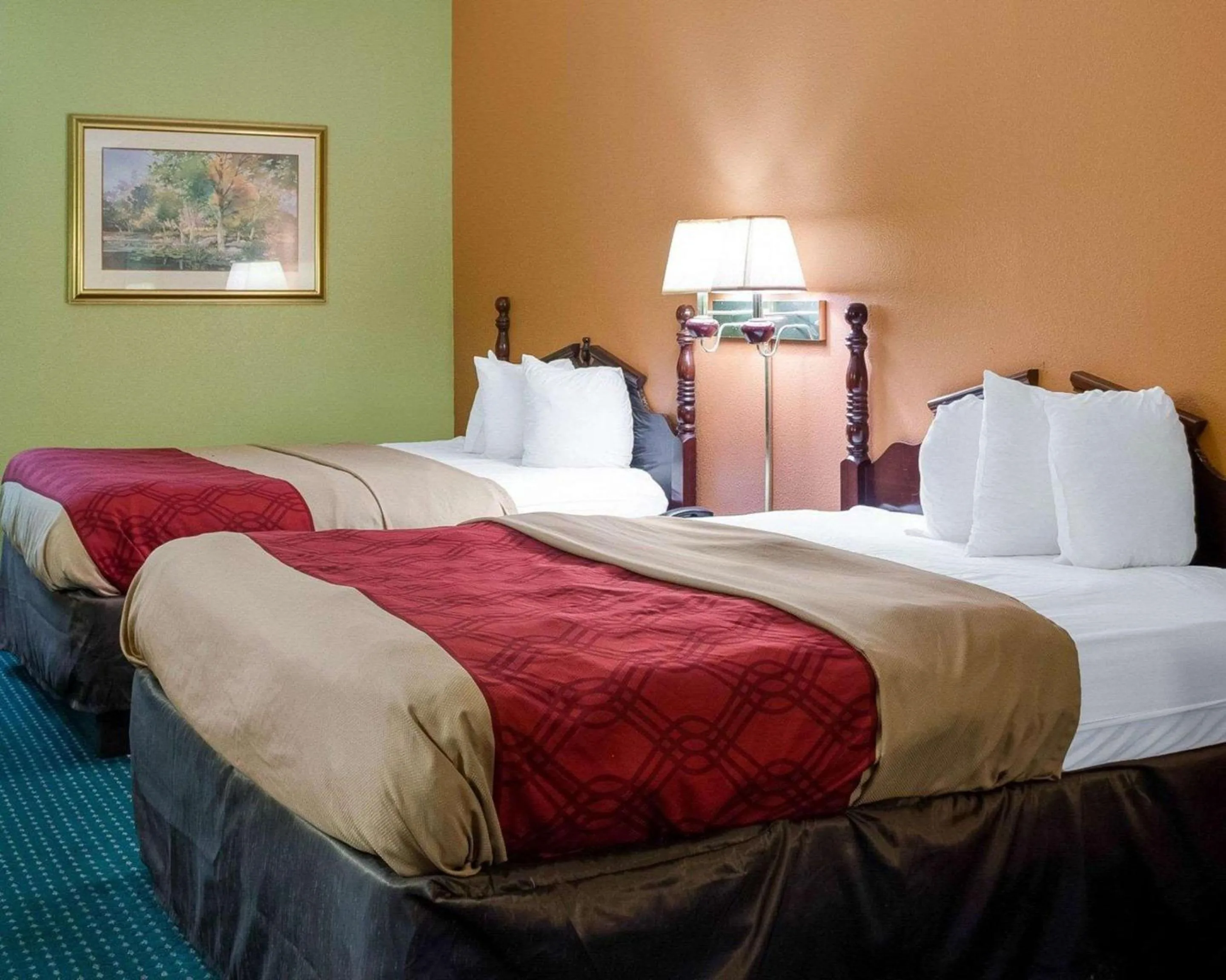 Photo of the whole room, Bed in Econo Lodge Canton I-55