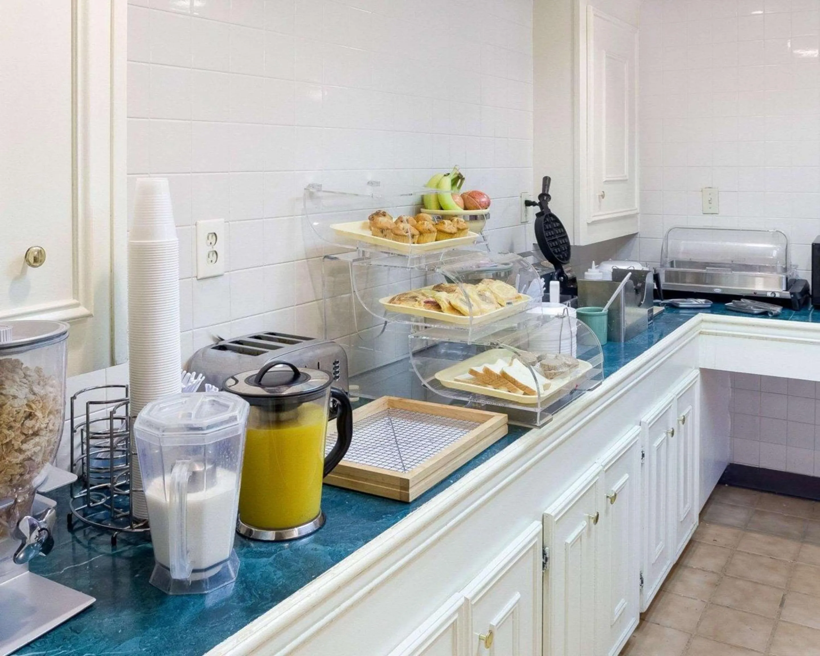 Restaurant/places to eat in Econo Lodge Canton I-55